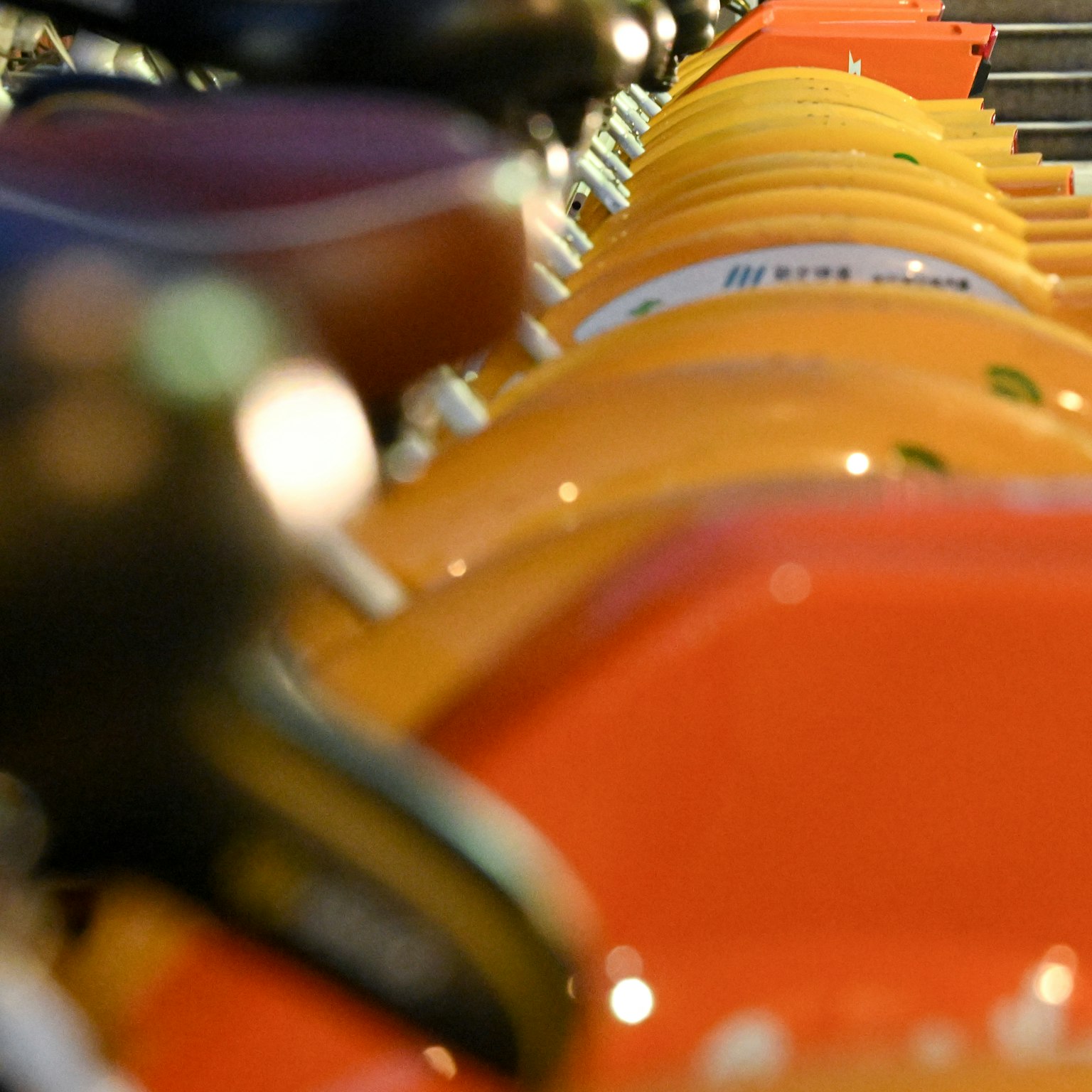 Scène de cuisine colorée avec divers couvercles de casseroles disposés en rangée