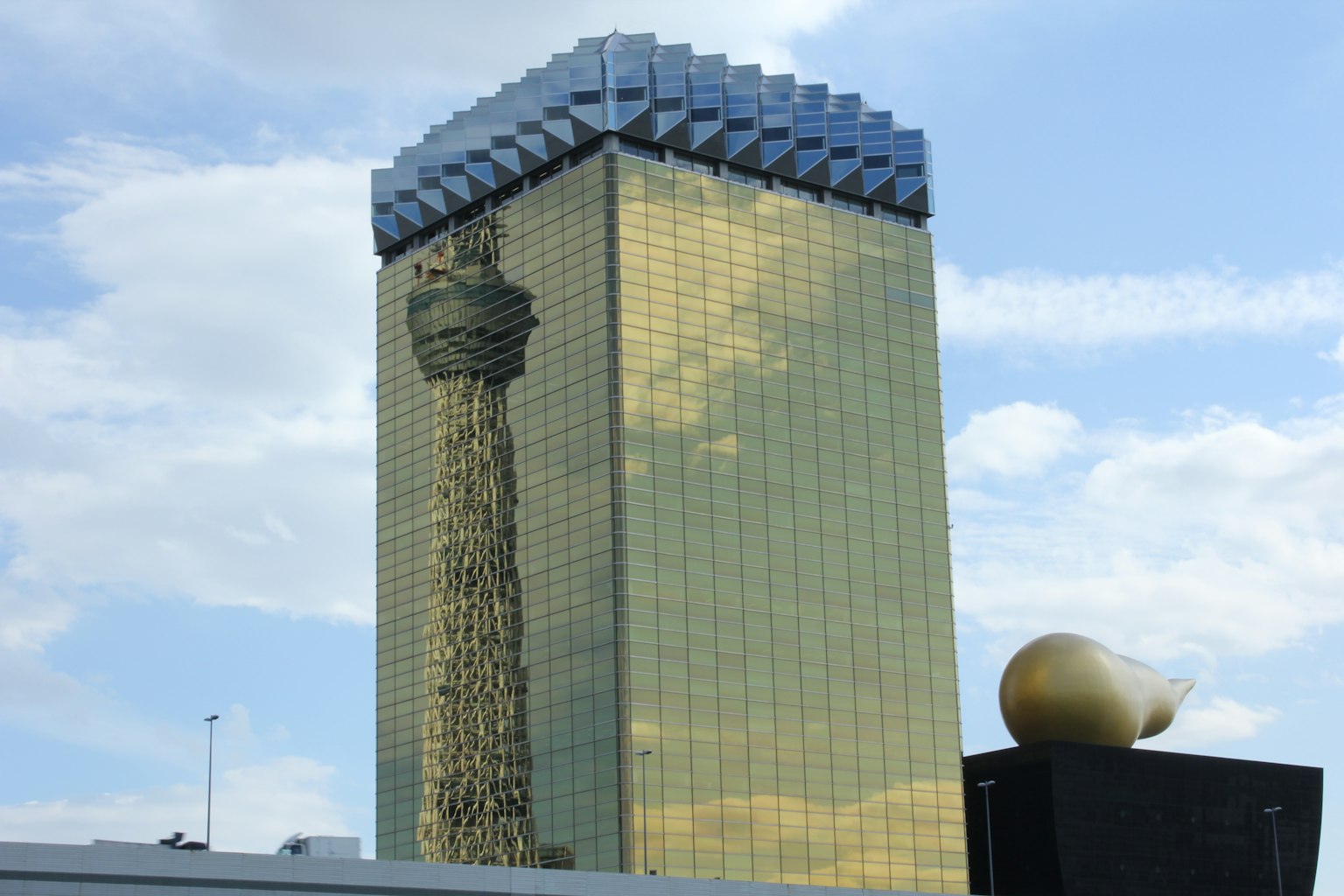 Grattacielo dorato a Jacksonville con cielo blu