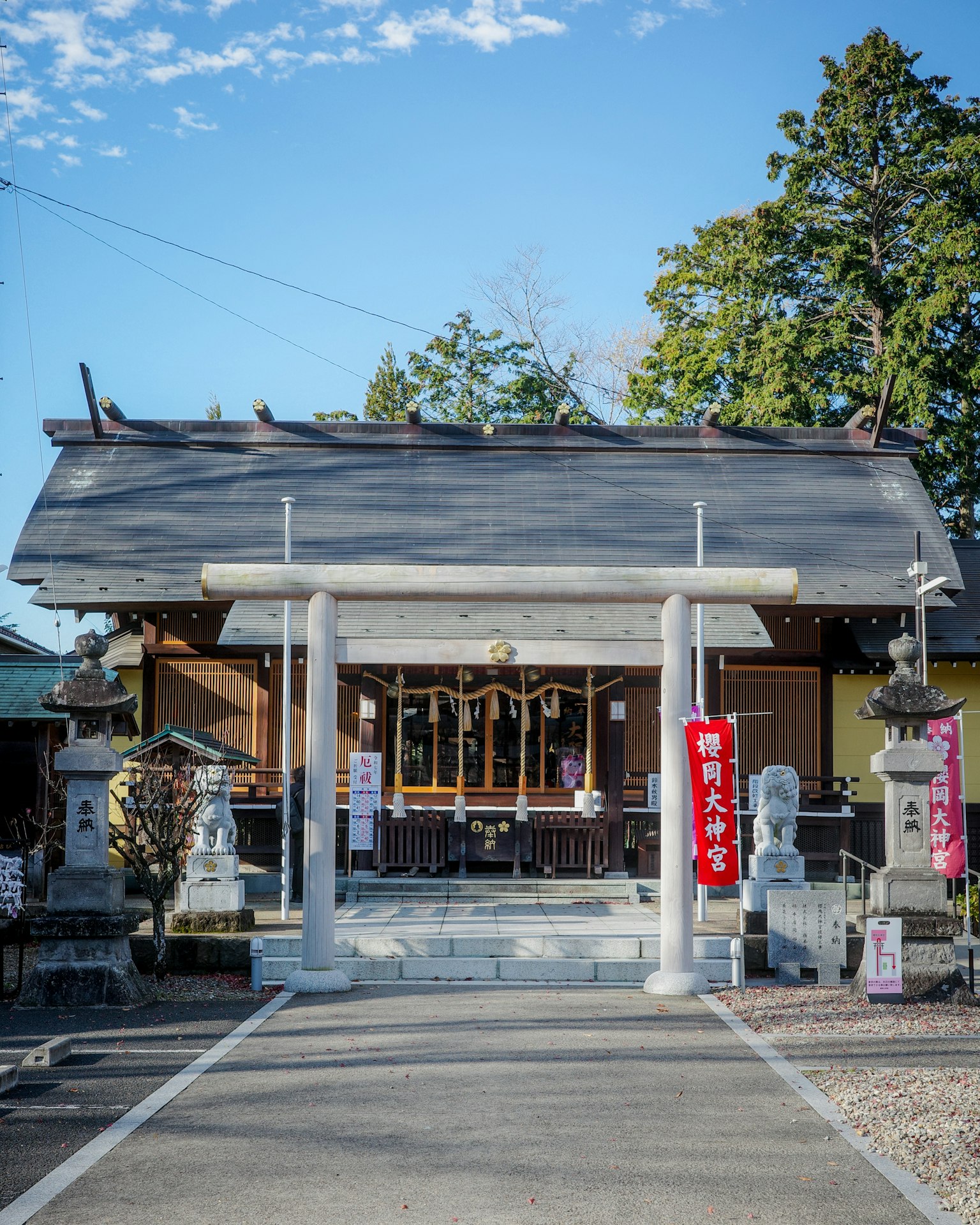 寧靜神社的正門，特色是古老的建築和石燈籠
