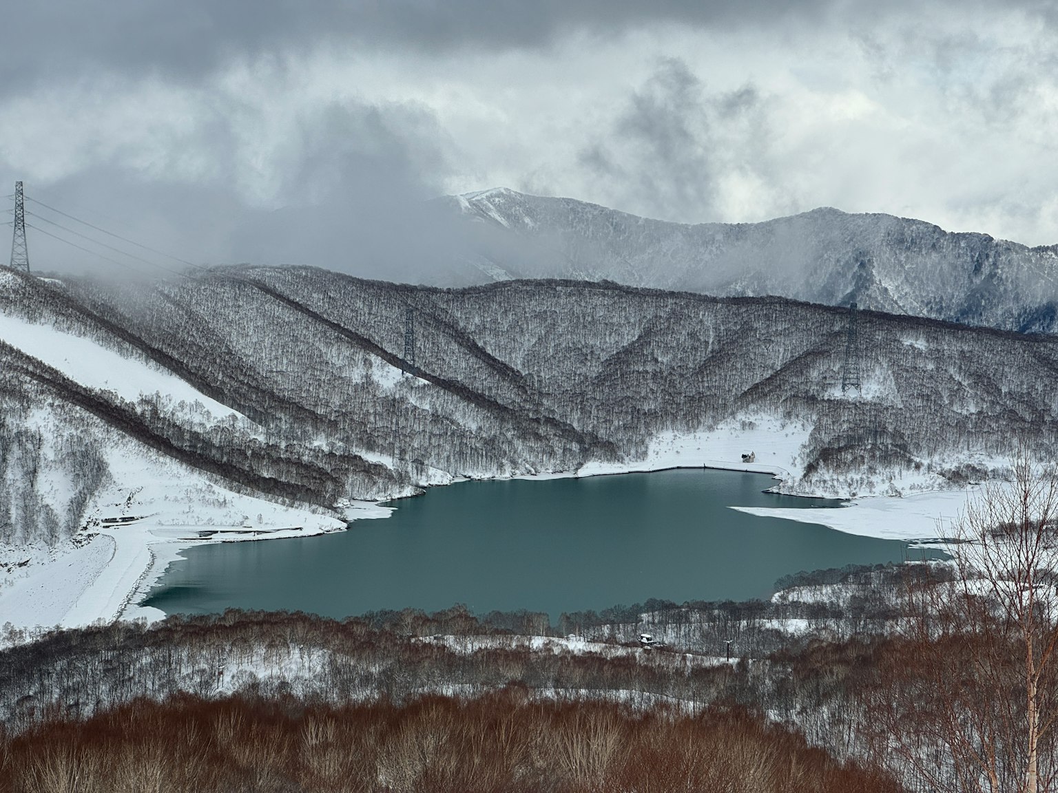 Malersiche Aussicht auf schneebedeckte Berge um einen See