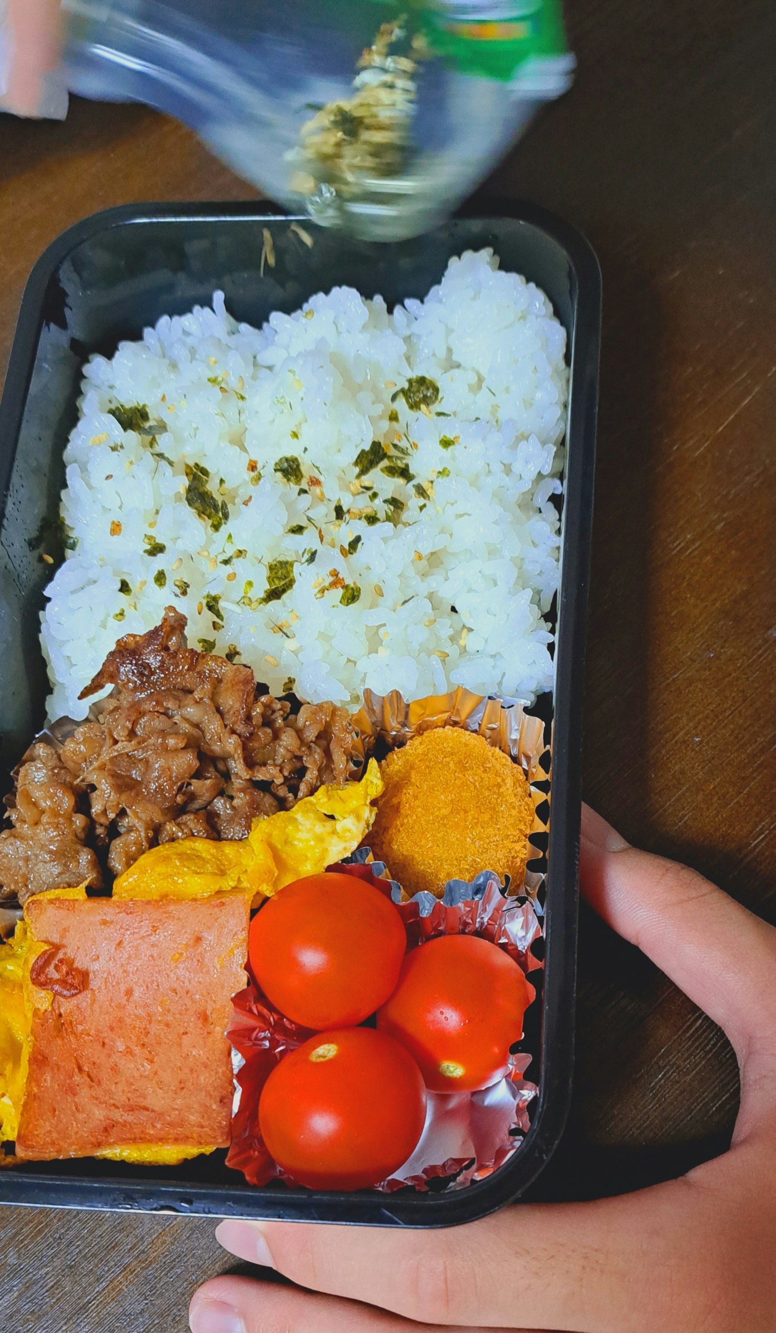 お弁当箱に盛られたご飯とおかずの美しい配置