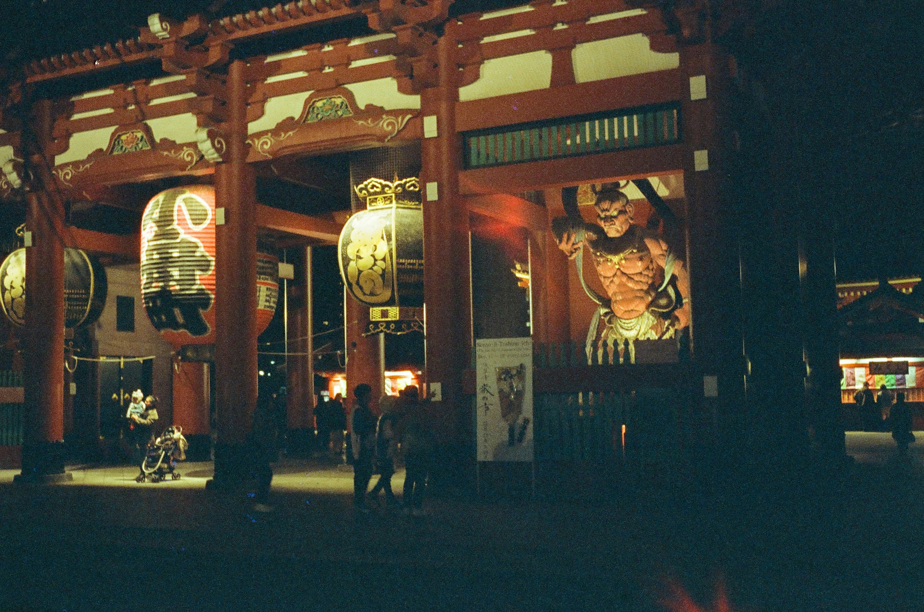 提灯と門のある夜の参道風景