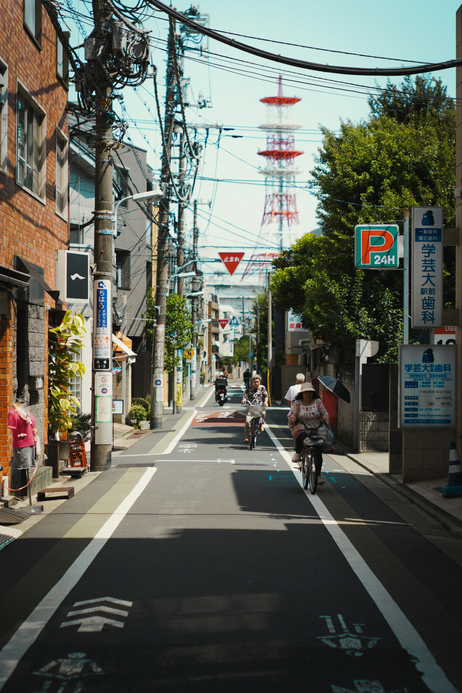 東京街道上的自行車和背景中的紅塔