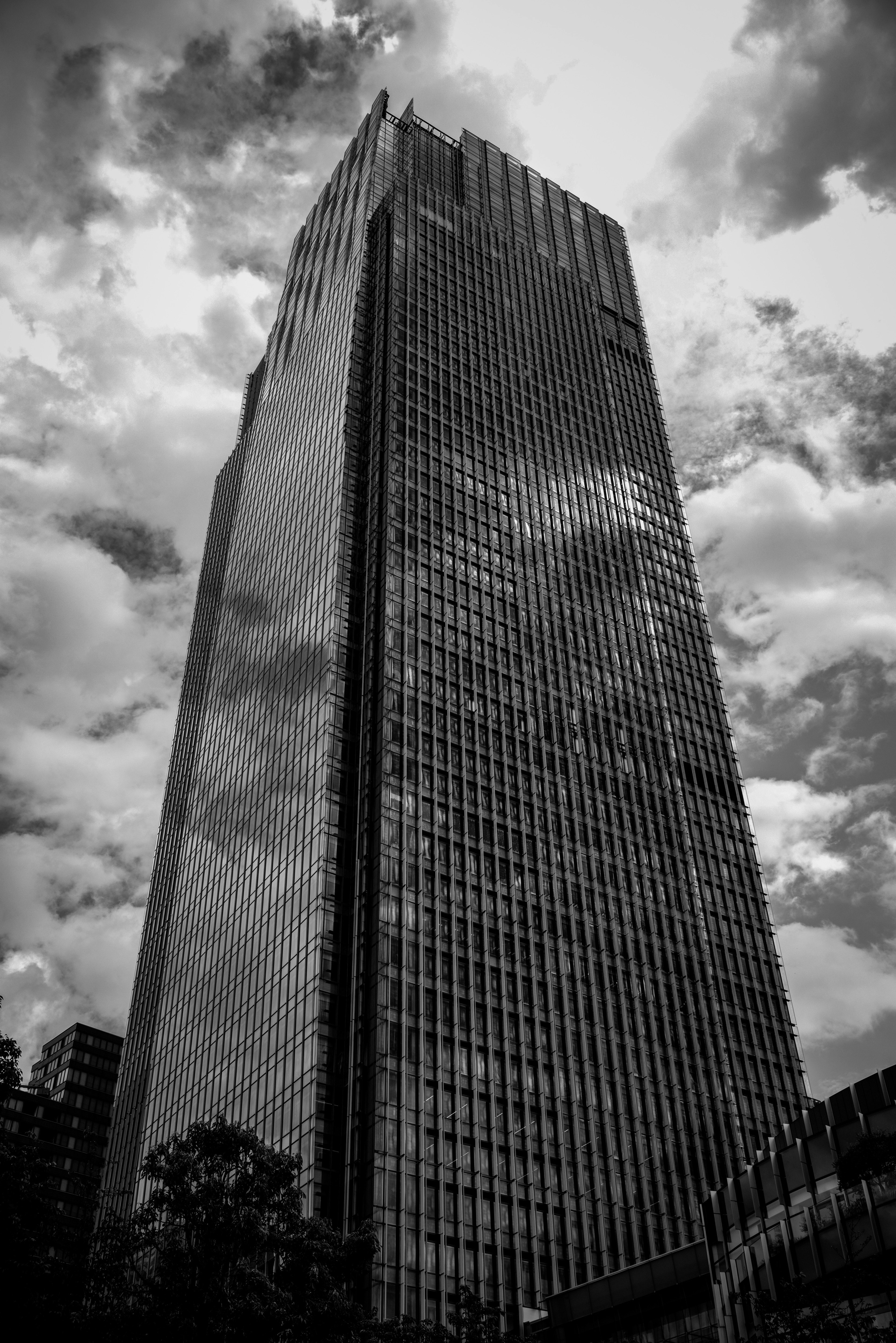 grattacielo di Tokyo Midtown con nuvole nel paesaggio urbano