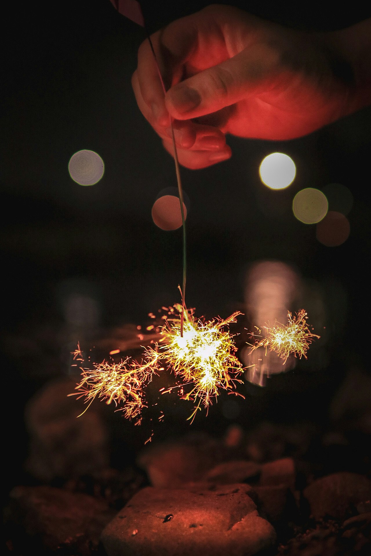 senko hanabi tenuto in mano, scintille che vola nella notte