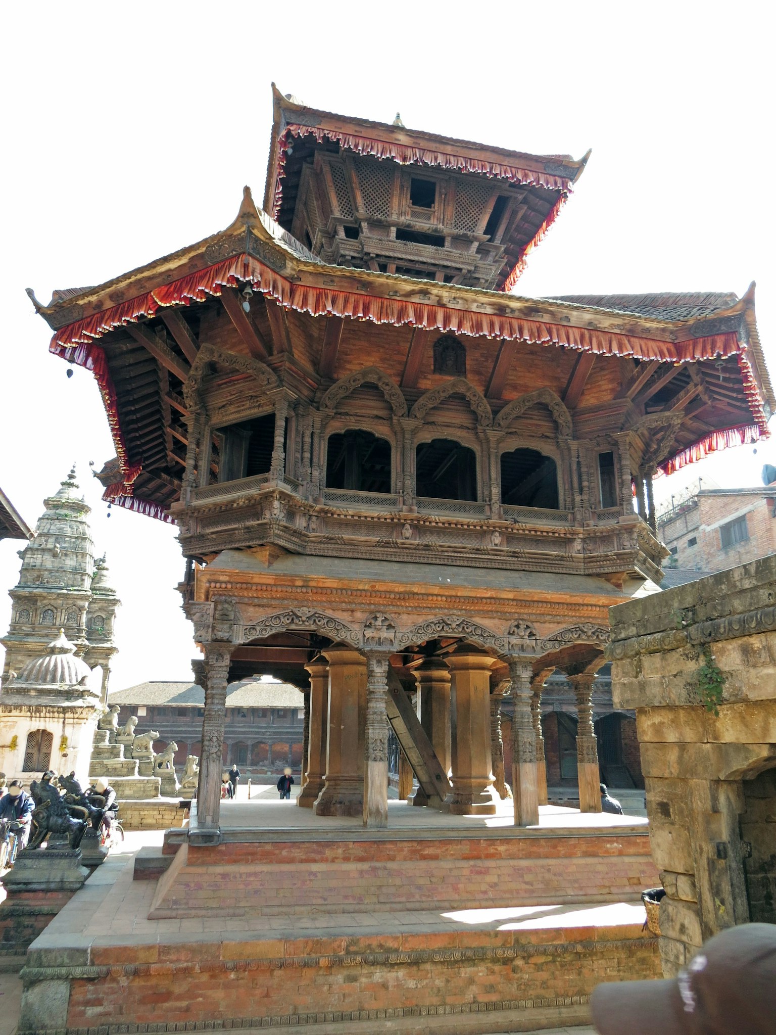 Kuil kayu tradisional di Nepal dengan atap dan tiang yang dihias