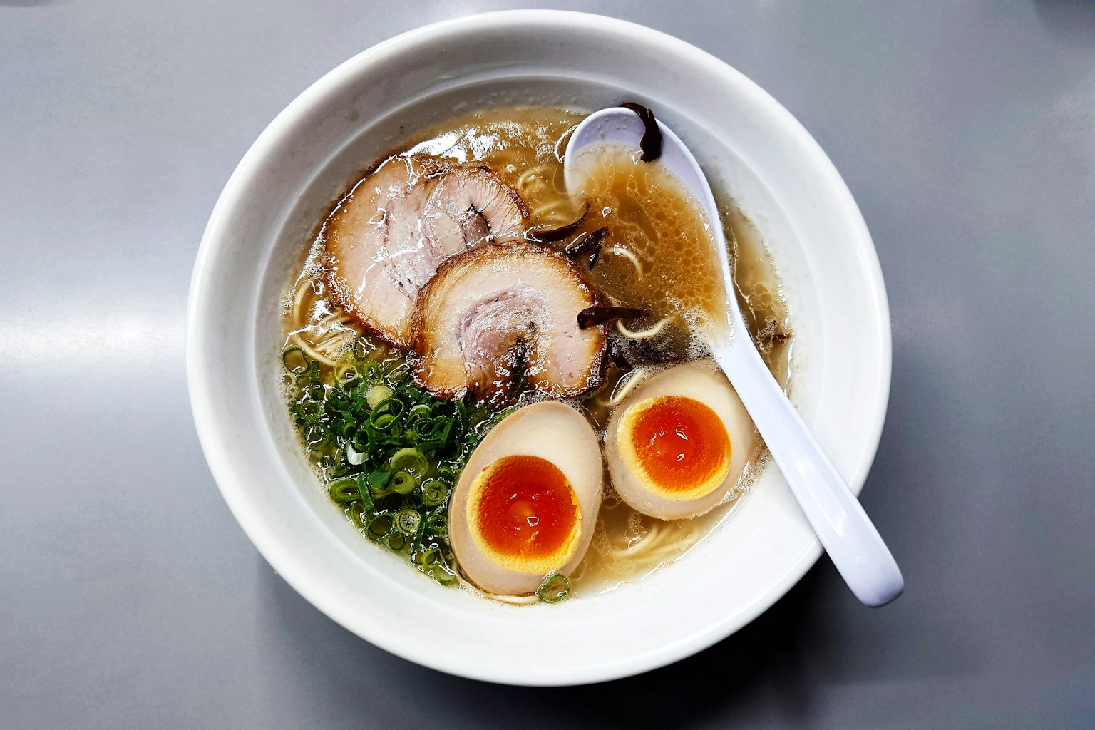 Bát ramen ngon với chashu thái lát và trứng luộc mềm