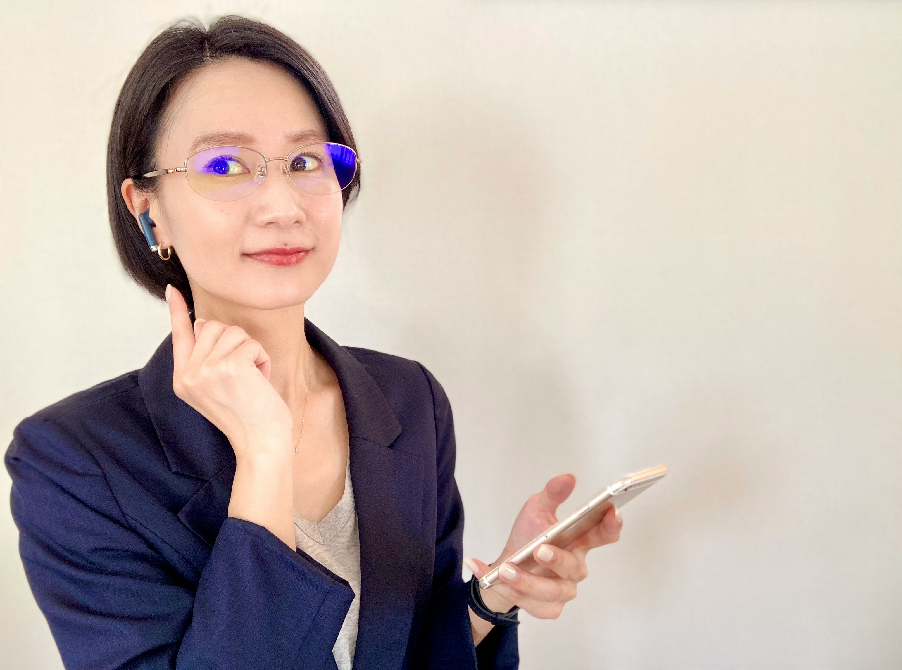 スマホを持つメガネの女性