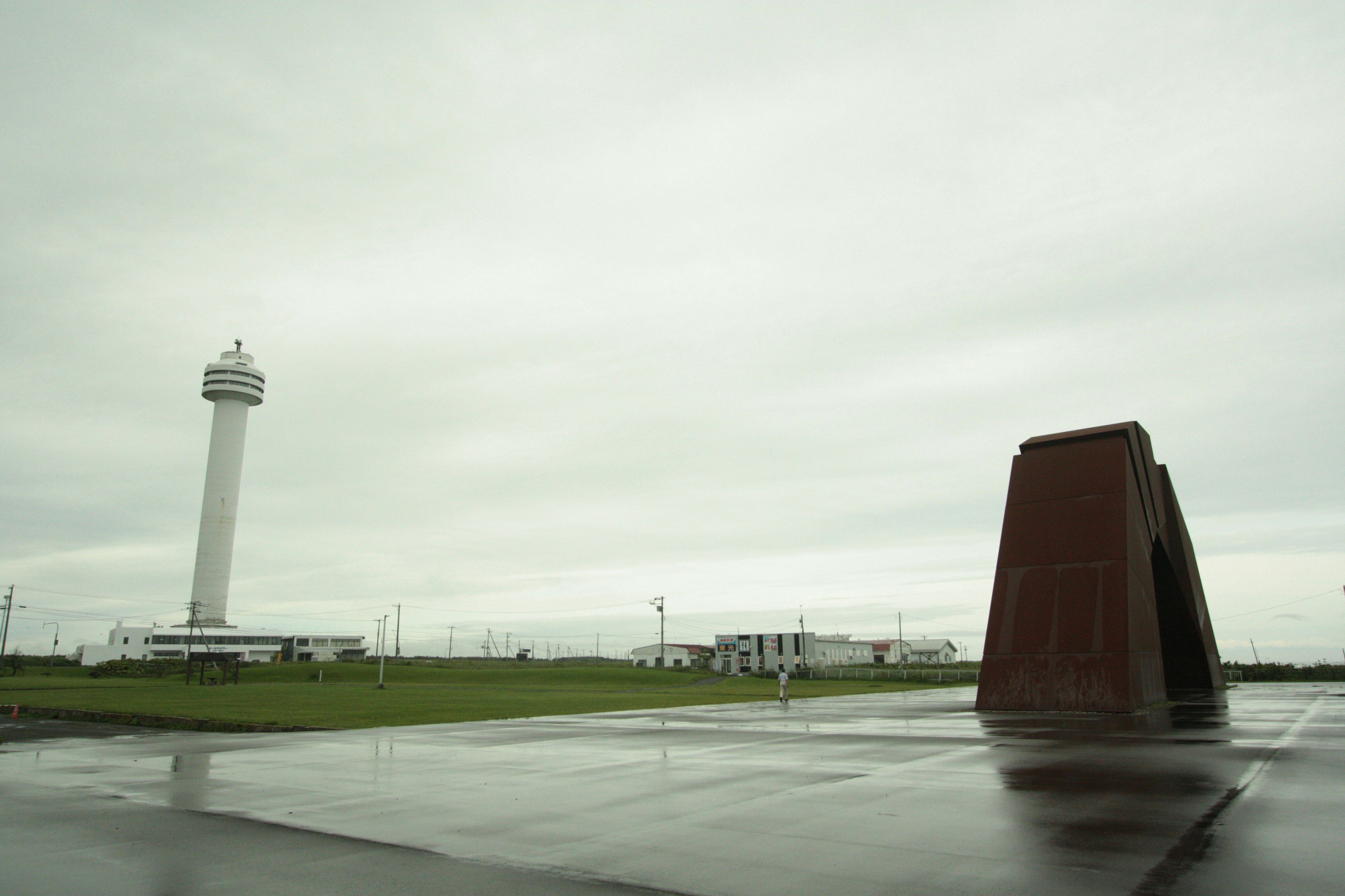 Strandpromenade mit Denkmal und Leuchtturm-Turm