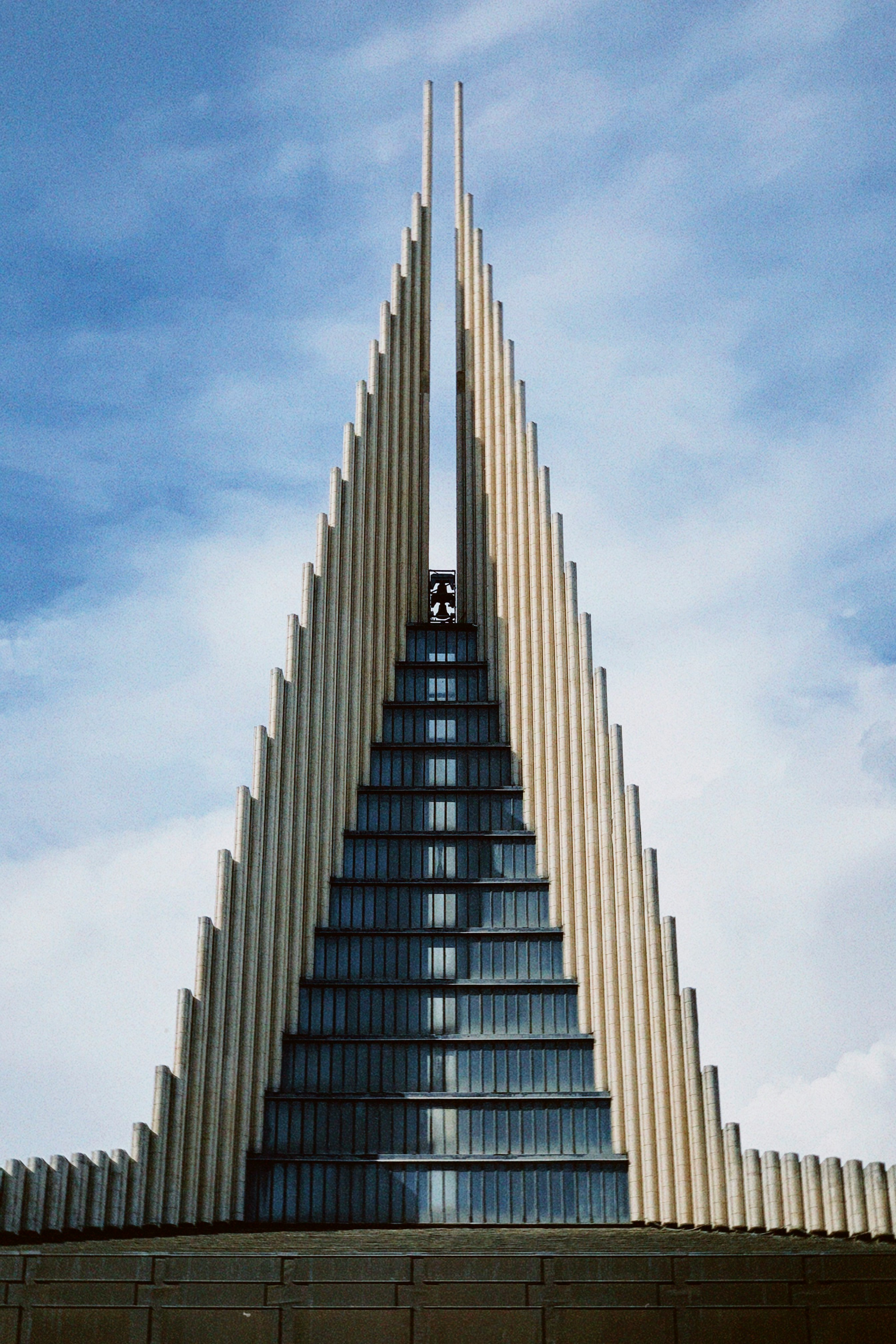青空の下にそびえる高層の教会建築のファサード