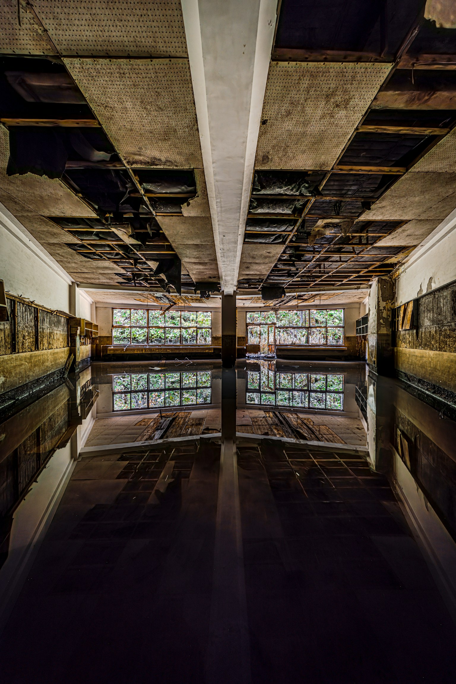 水面に映る天井の反射が美しい廃墟の室内