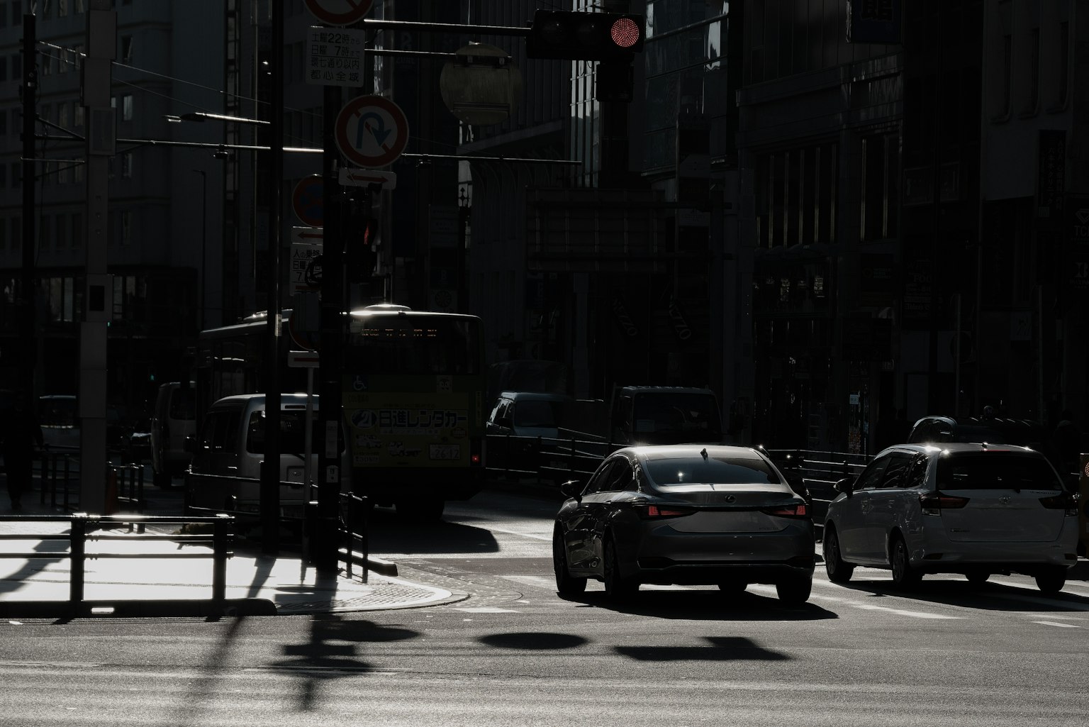 一輛車駛過黑暗的城市交叉路口