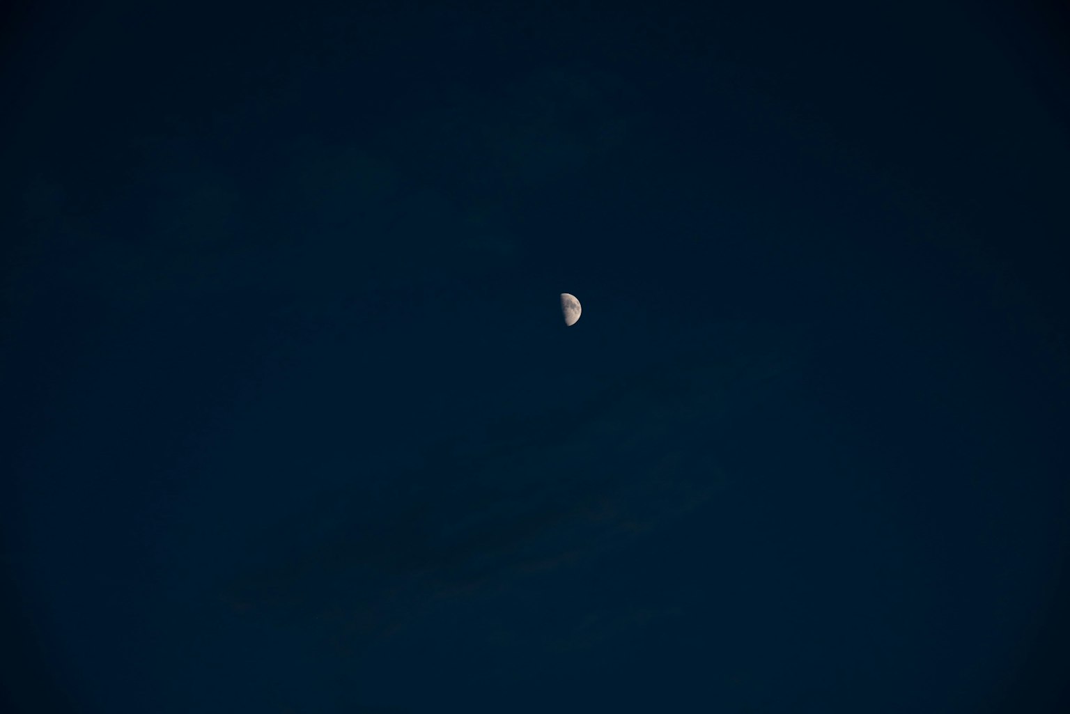 Mezza luna su uno sfondo scuro