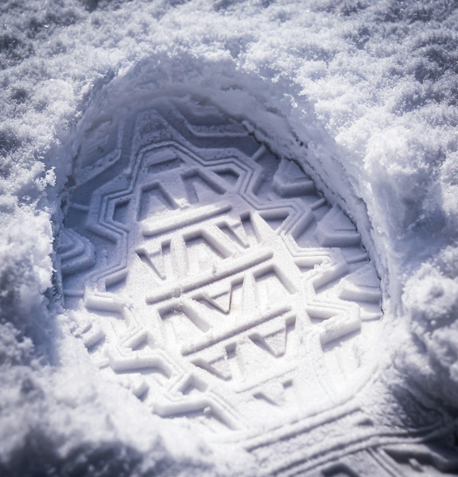 Motivo dettagliato di un'impronta di scarpa nella neve