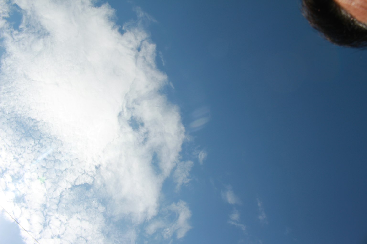 Parte di un cielo blu con nuvole bianche