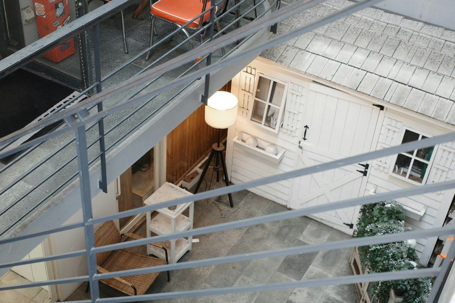 从上方俯视的室内场景 白色小屋和立灯的特色