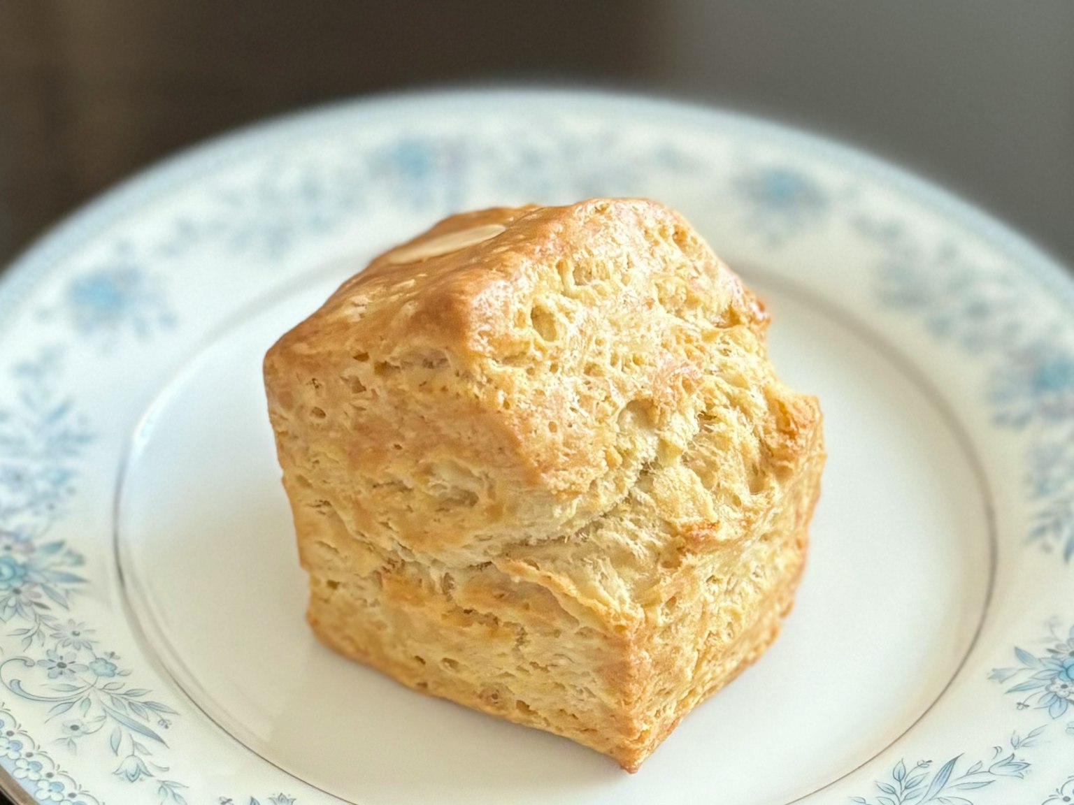 新鲜出炉的司康饼放在装饰盘上
