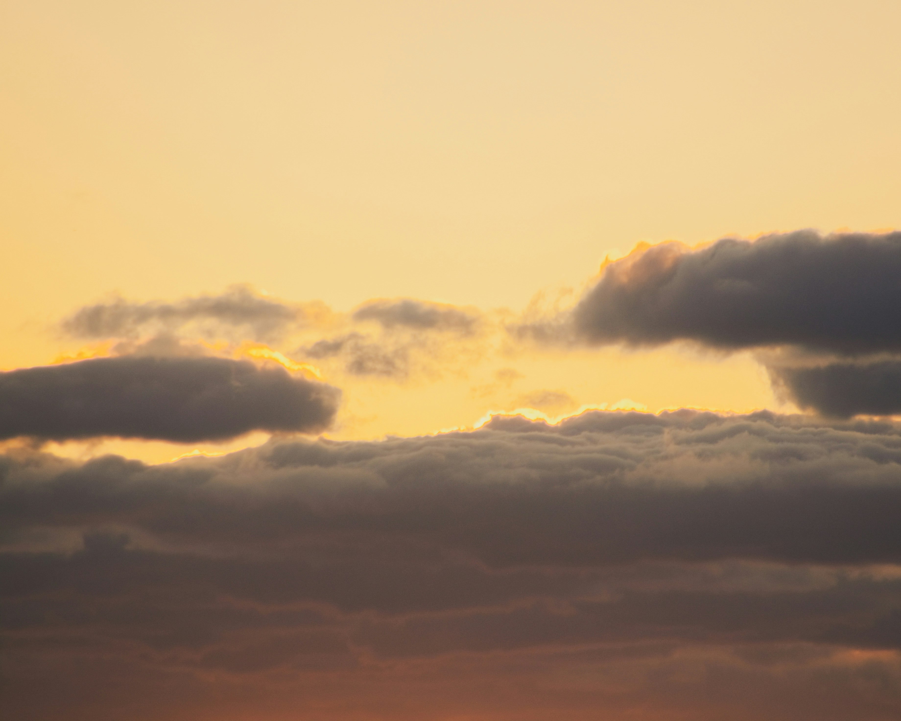 夕焼けの空に広がる雲の層