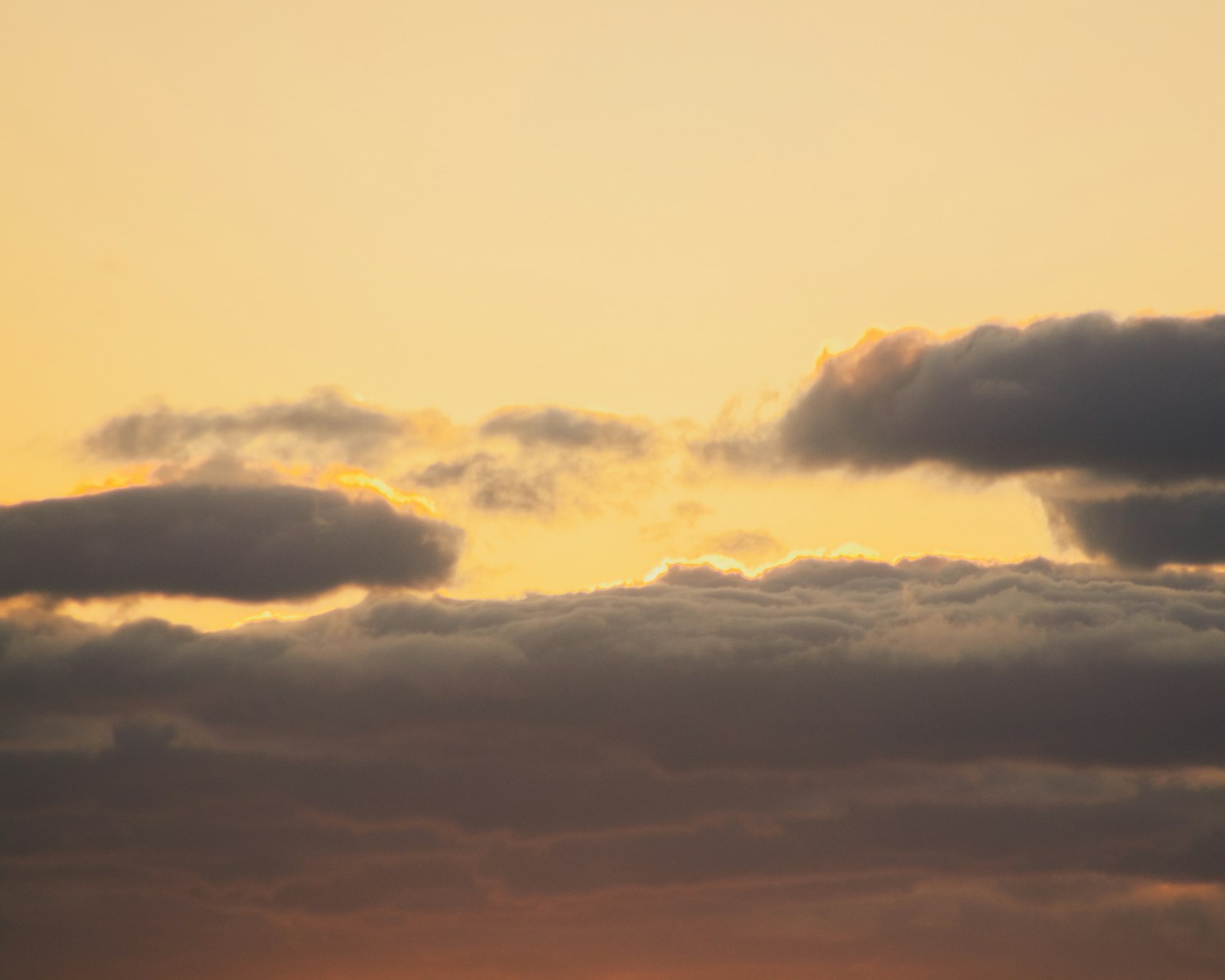 Nuvole in un cielo arancione morbido al tramonto