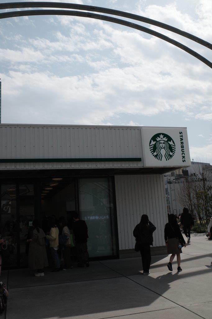 星巴克门店前排队的人群