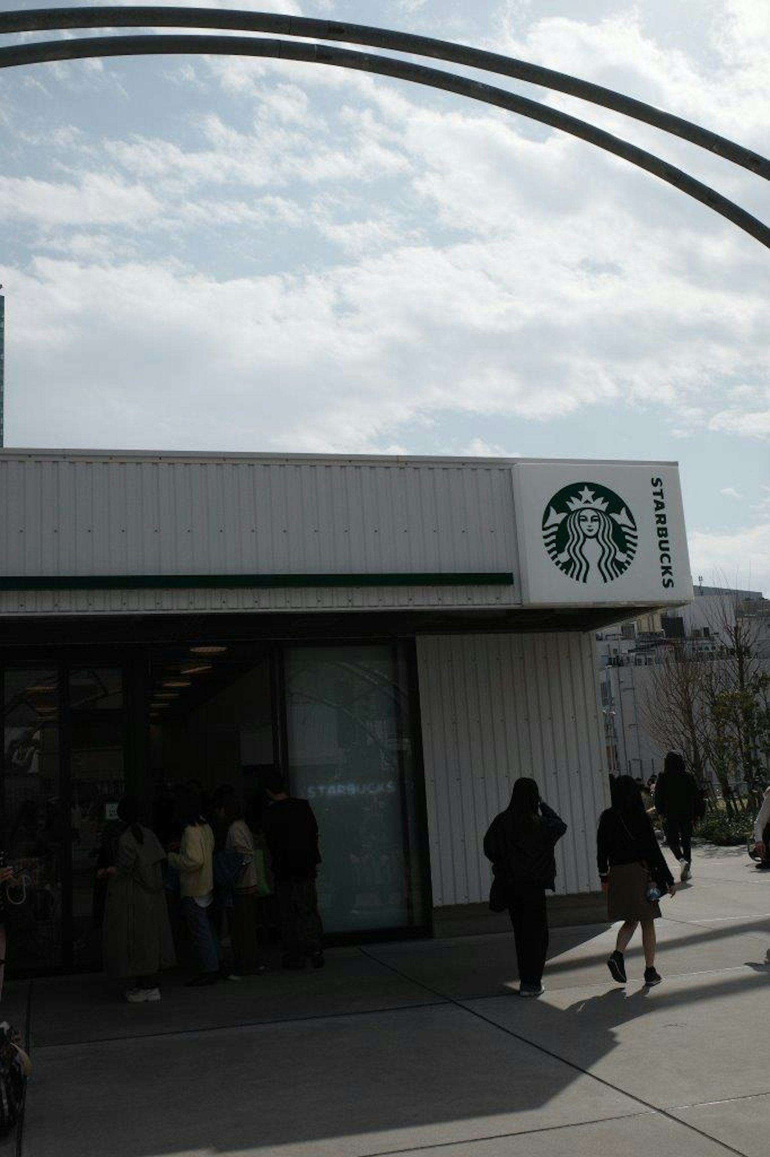 星巴克商店的外觀和顧客排隊