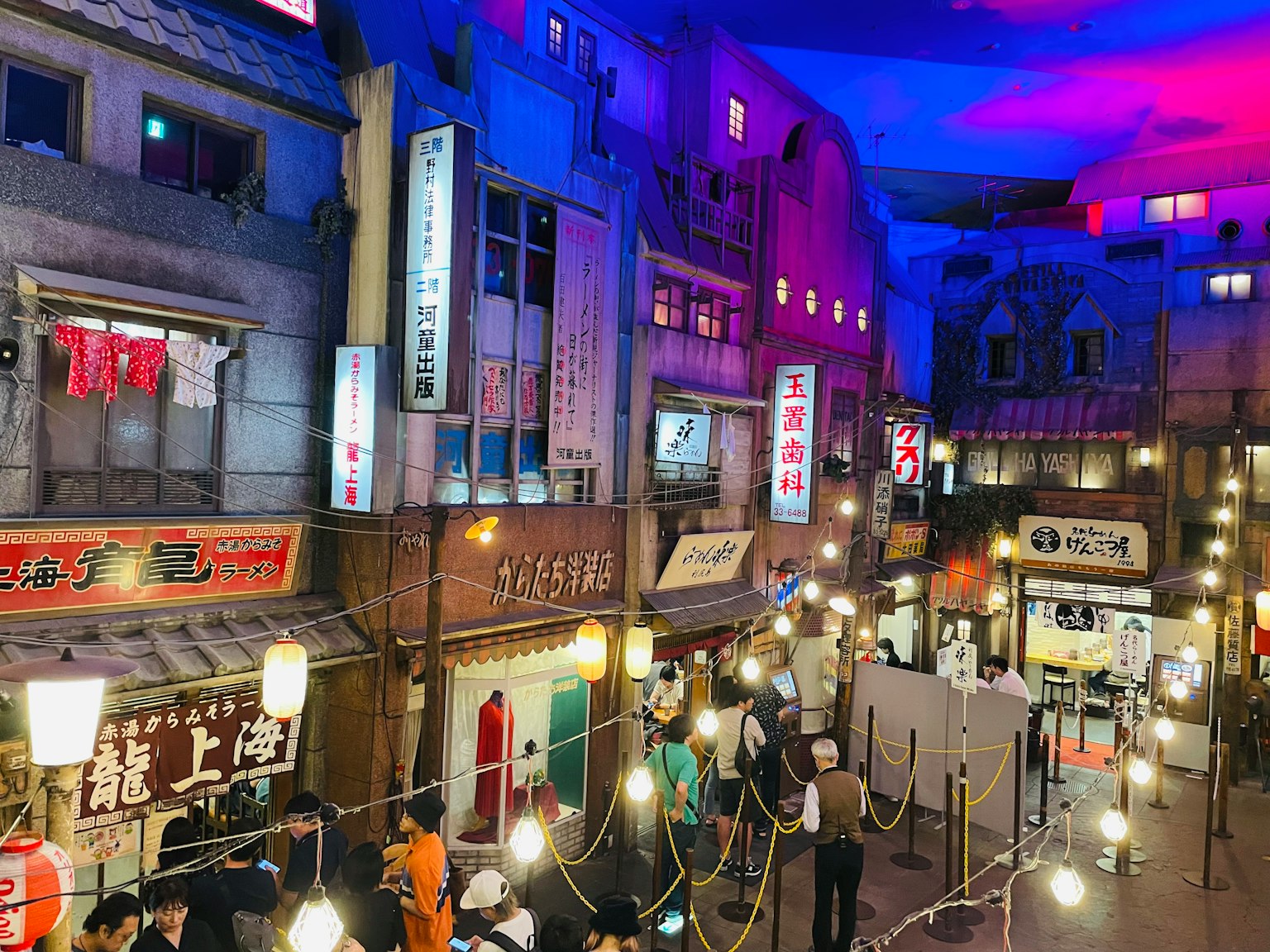 Lebendige retro japanische Straßenszene mit bunten Lichtern geschäftiges Publikum und traditionelle Beschilderung