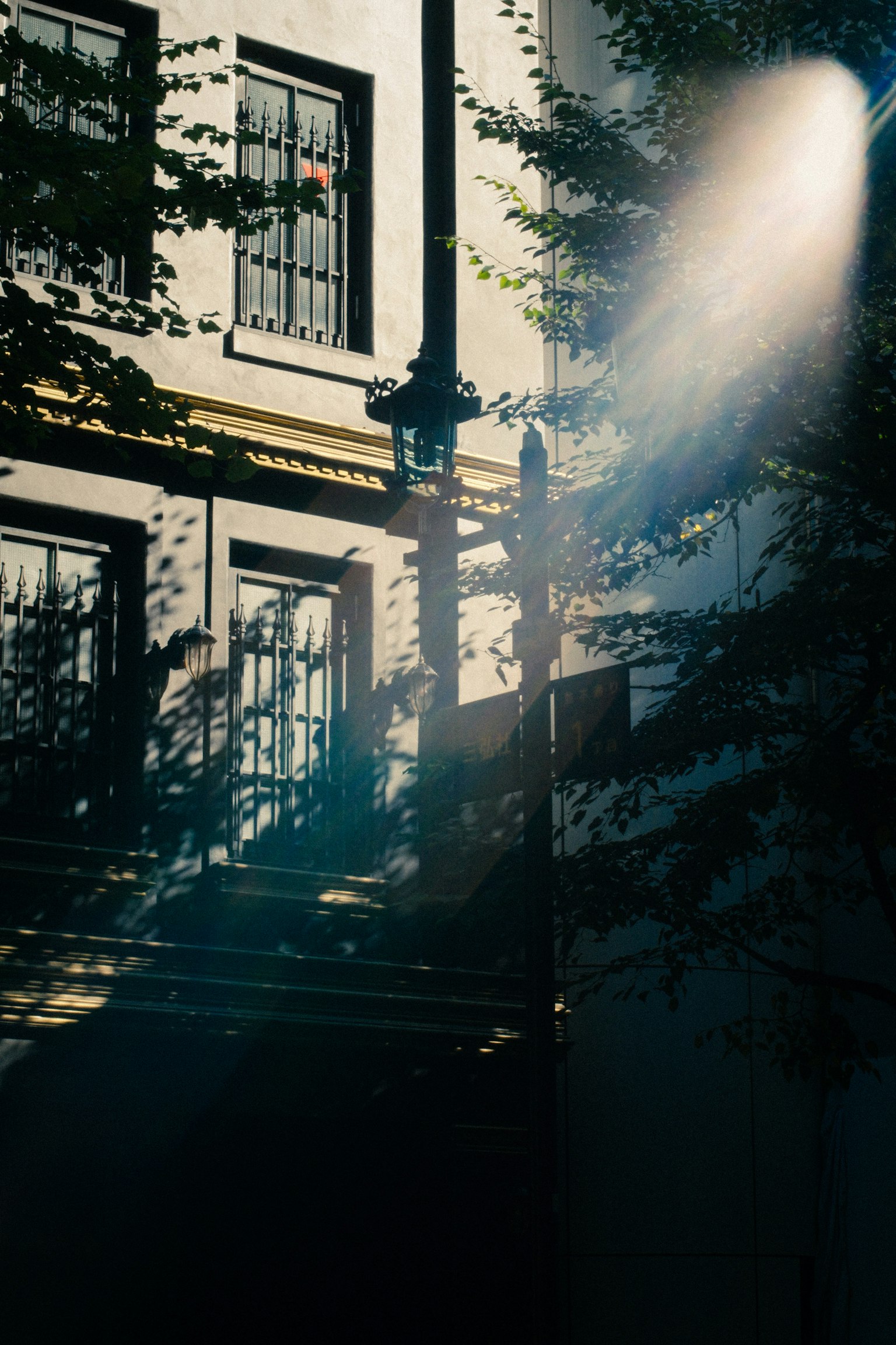 Scène d'un bâtiment éclairé par une lumière vive et projetant des ombres