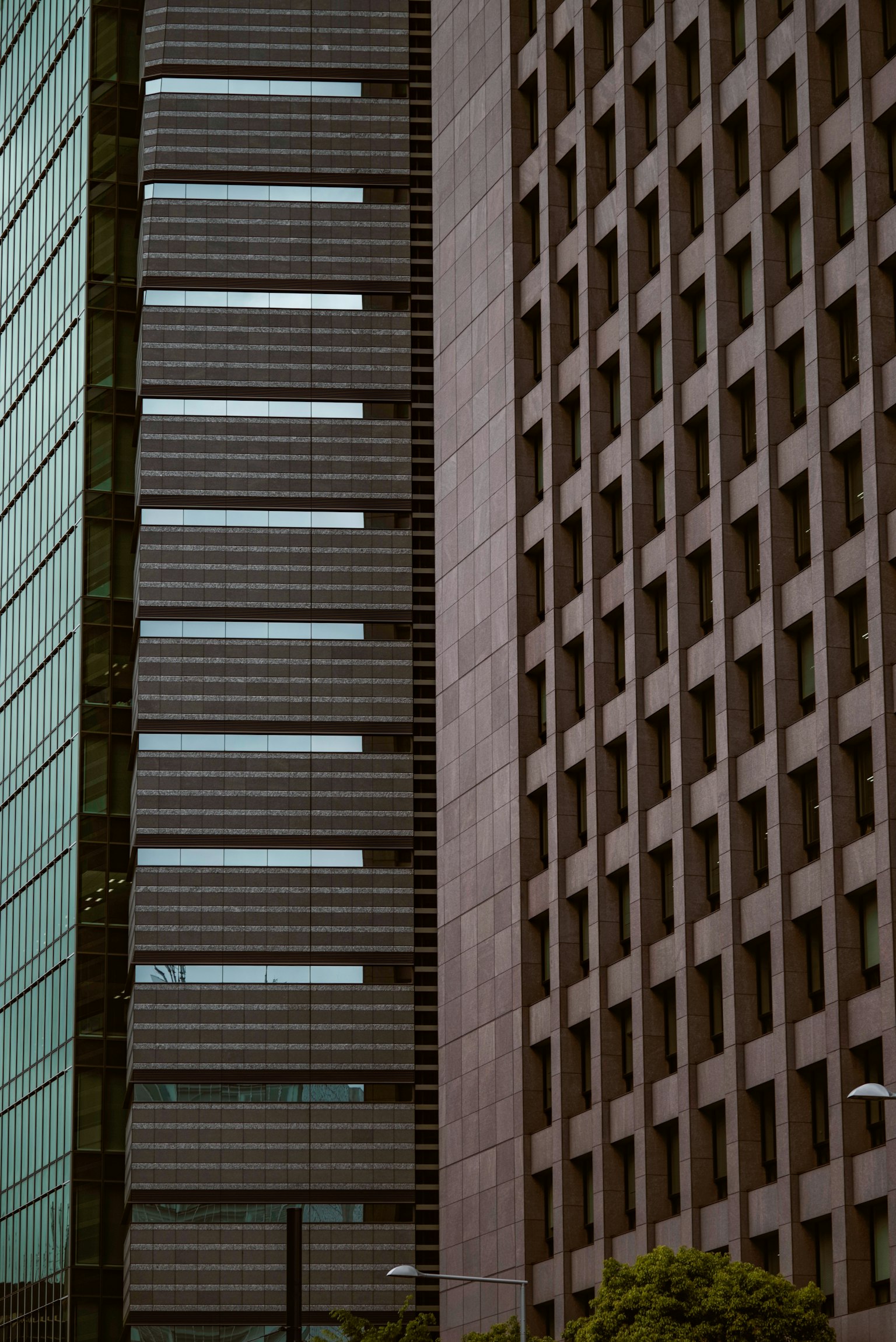 Fachada de edificio moderno con rayas verticales y patrón de rejilla