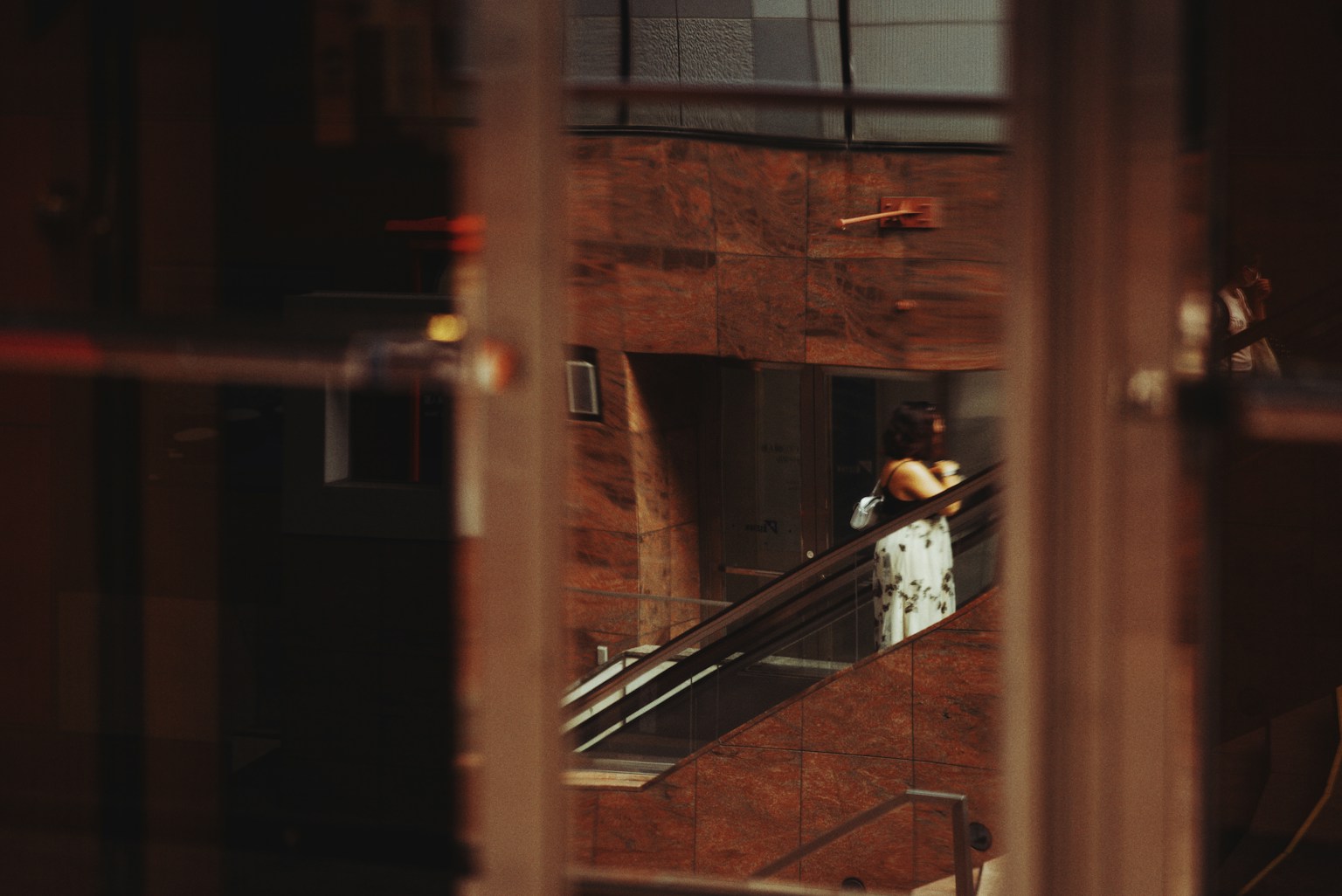 Person, die Treppen durch ein Fenster mit Holzwänden hinaufsteigt