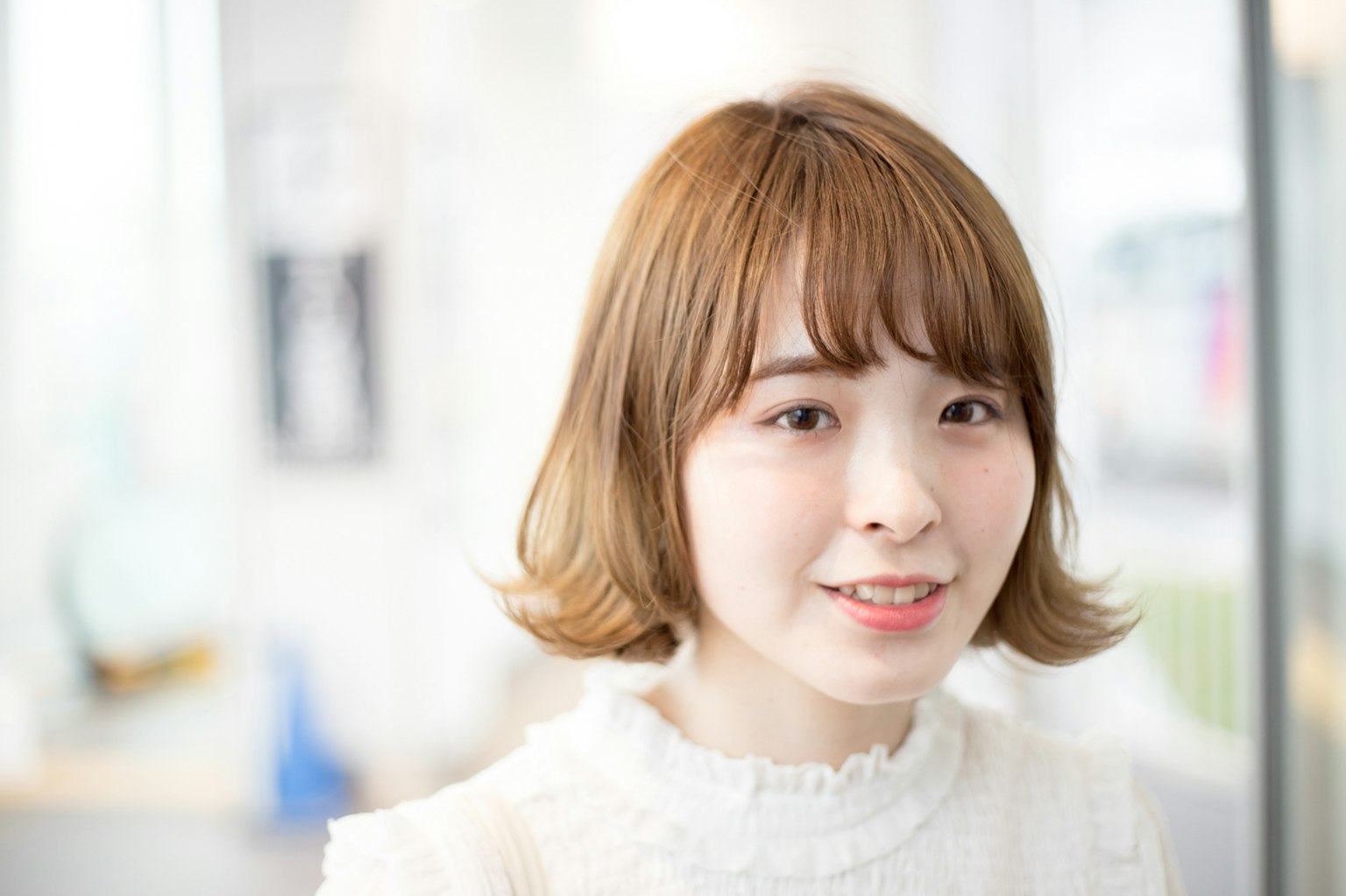 Portrait d'une jeune femme souriante dans un environnement lumineux