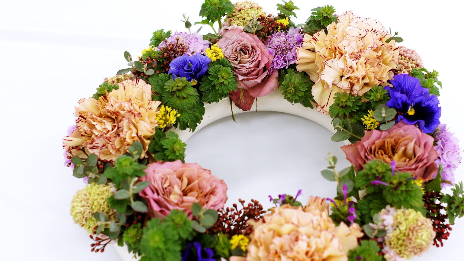 Schöne Blumenkranz geschmückt mit bunten Blumen