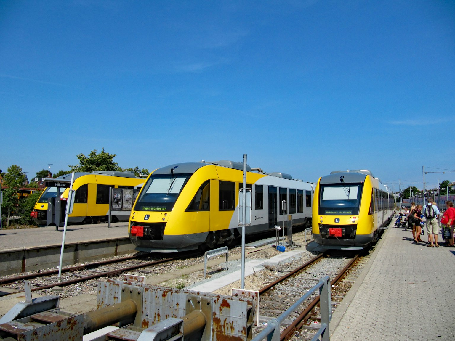 Treni gialli e bianchi in una stazione ferroviaria