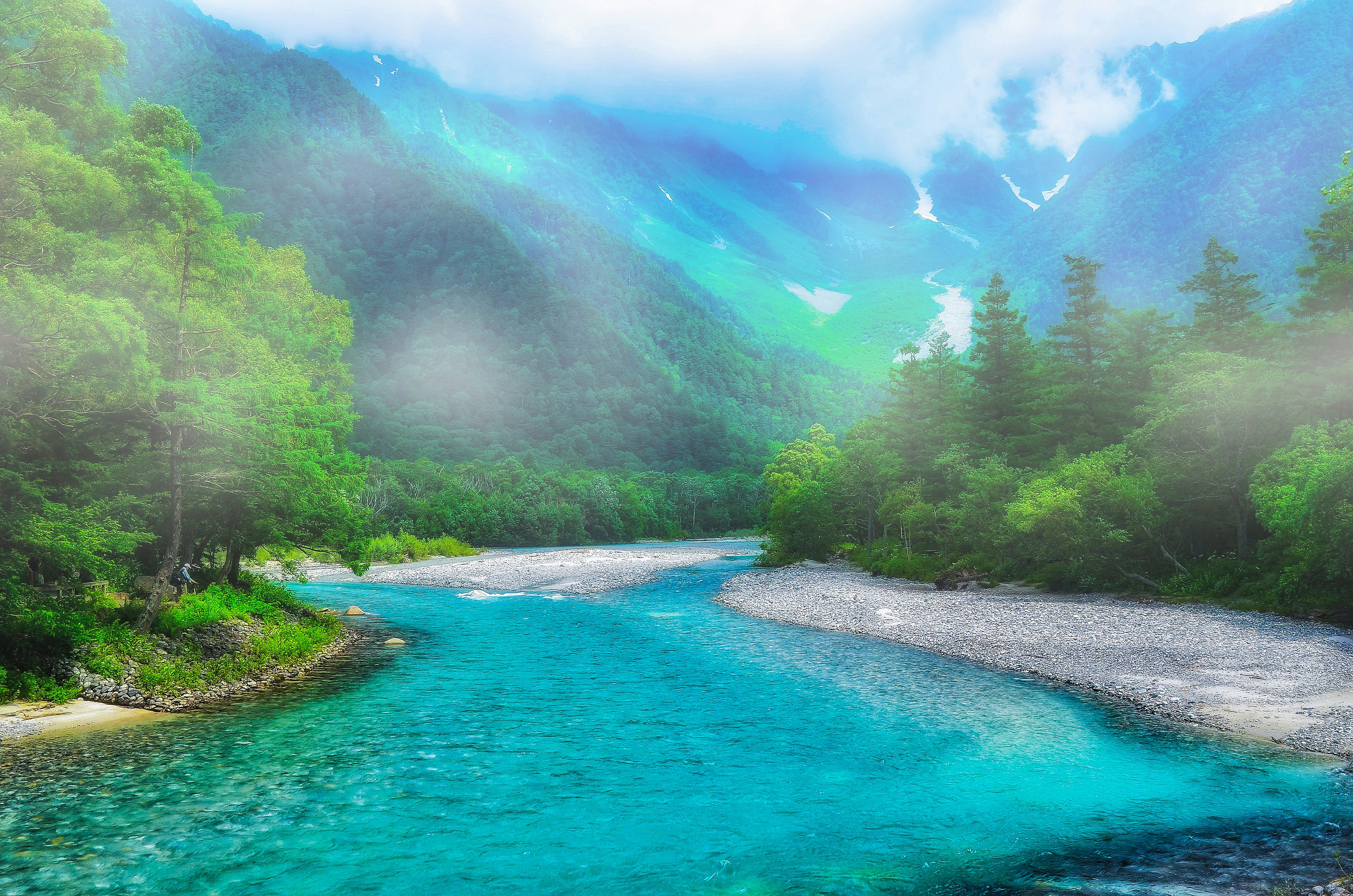 上高地河童桥附近清澈河流与群山山脊景