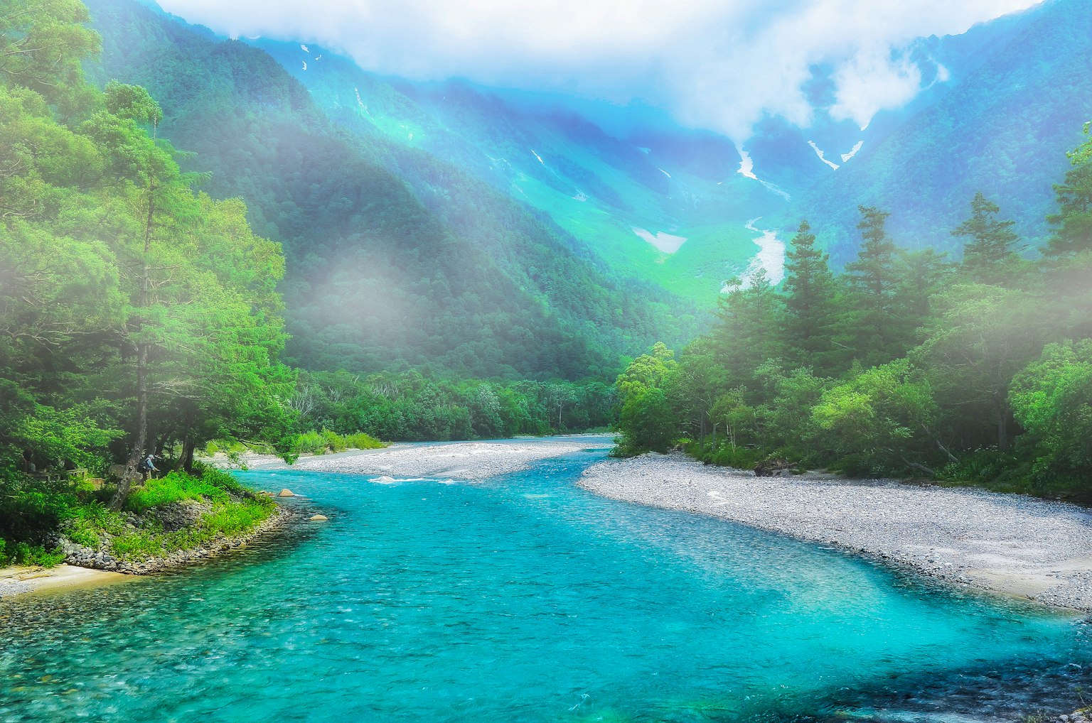 Pemandangan sungai biru yang dikelilingi gunung