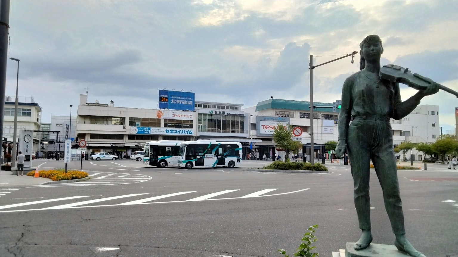 持槍士兵雕像位於公車站前