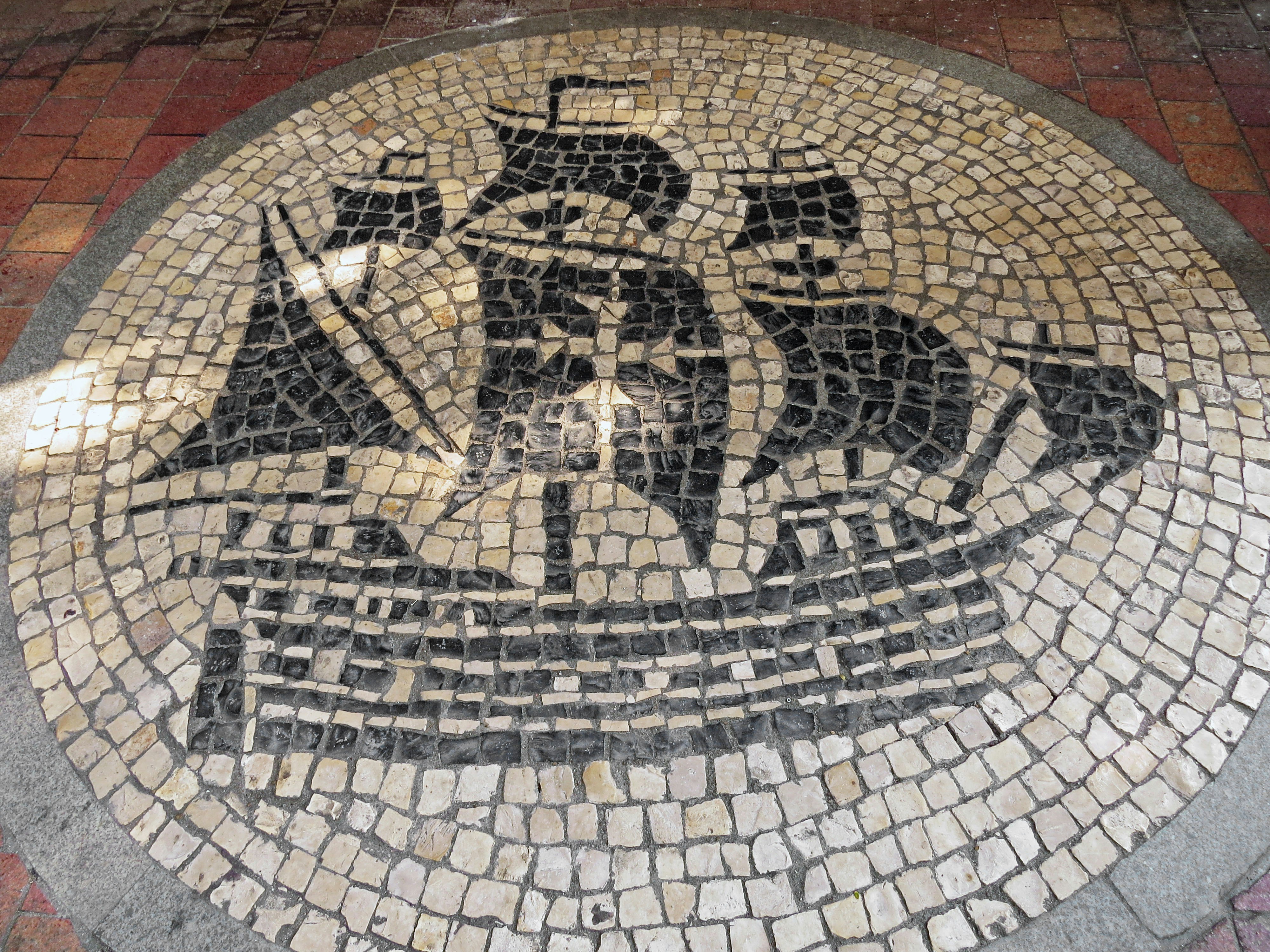 relief de cheval en mosaïque dans un motif circulaire en pavés