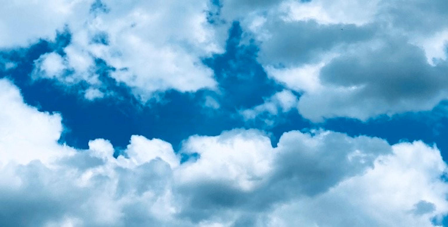 Langit biru dengan awan putih berbulu