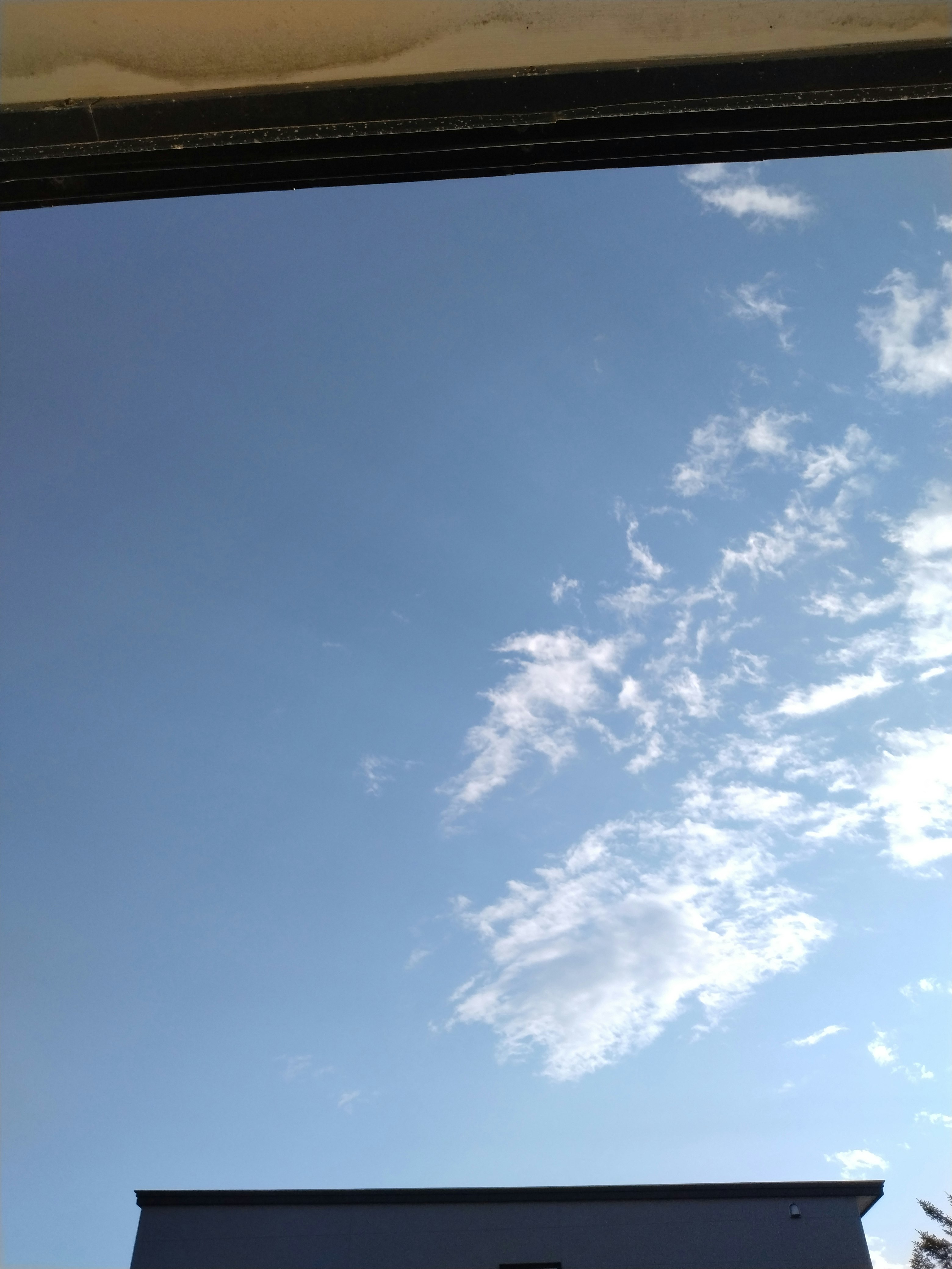 根室市の市街地上空に広がる青空と雲