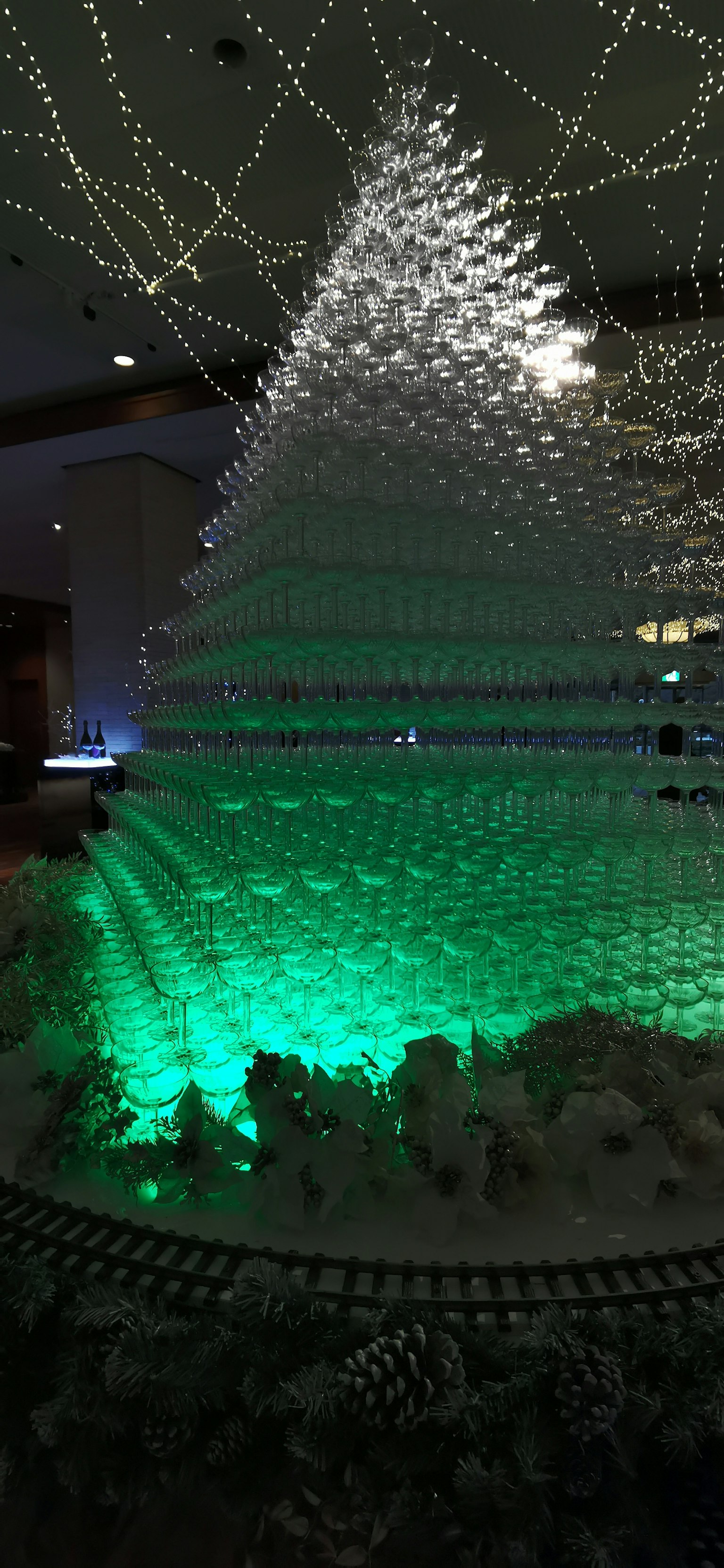 Transparenter Weihnachtsbaum beleuchtet mit grünen Lichtern