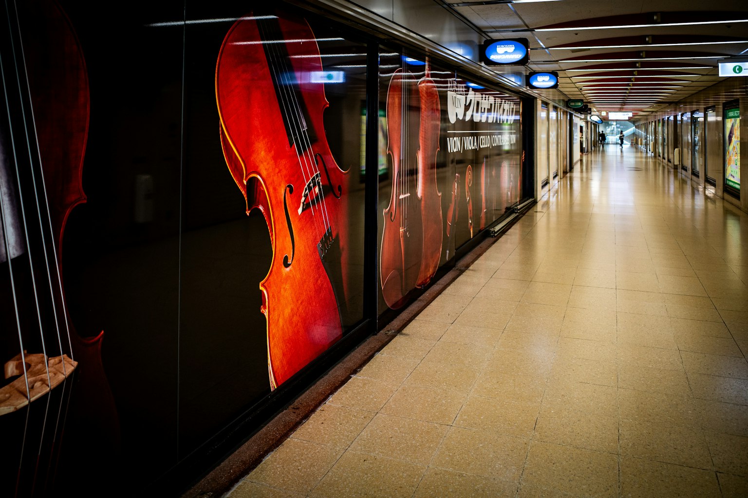 Nghệ thuật của đàn violin trên tường của lối đi ngầm theo chủ đề âm nhạc