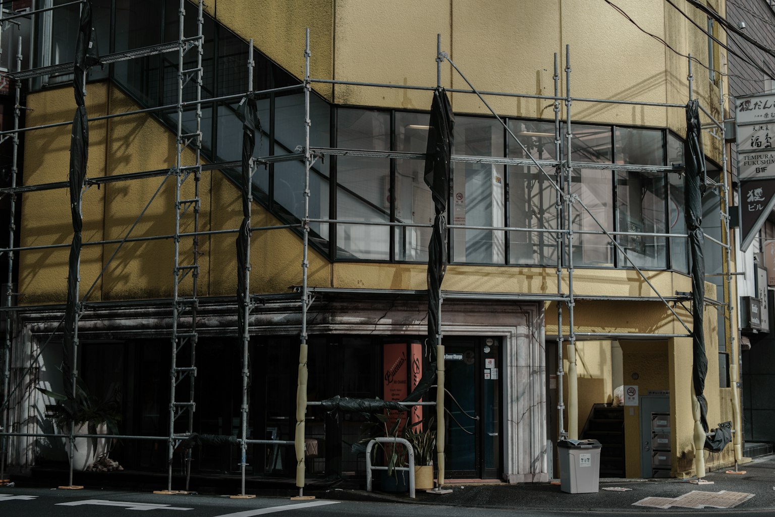 Baustelle mit einem gelben Gebäude und Gerüsten
