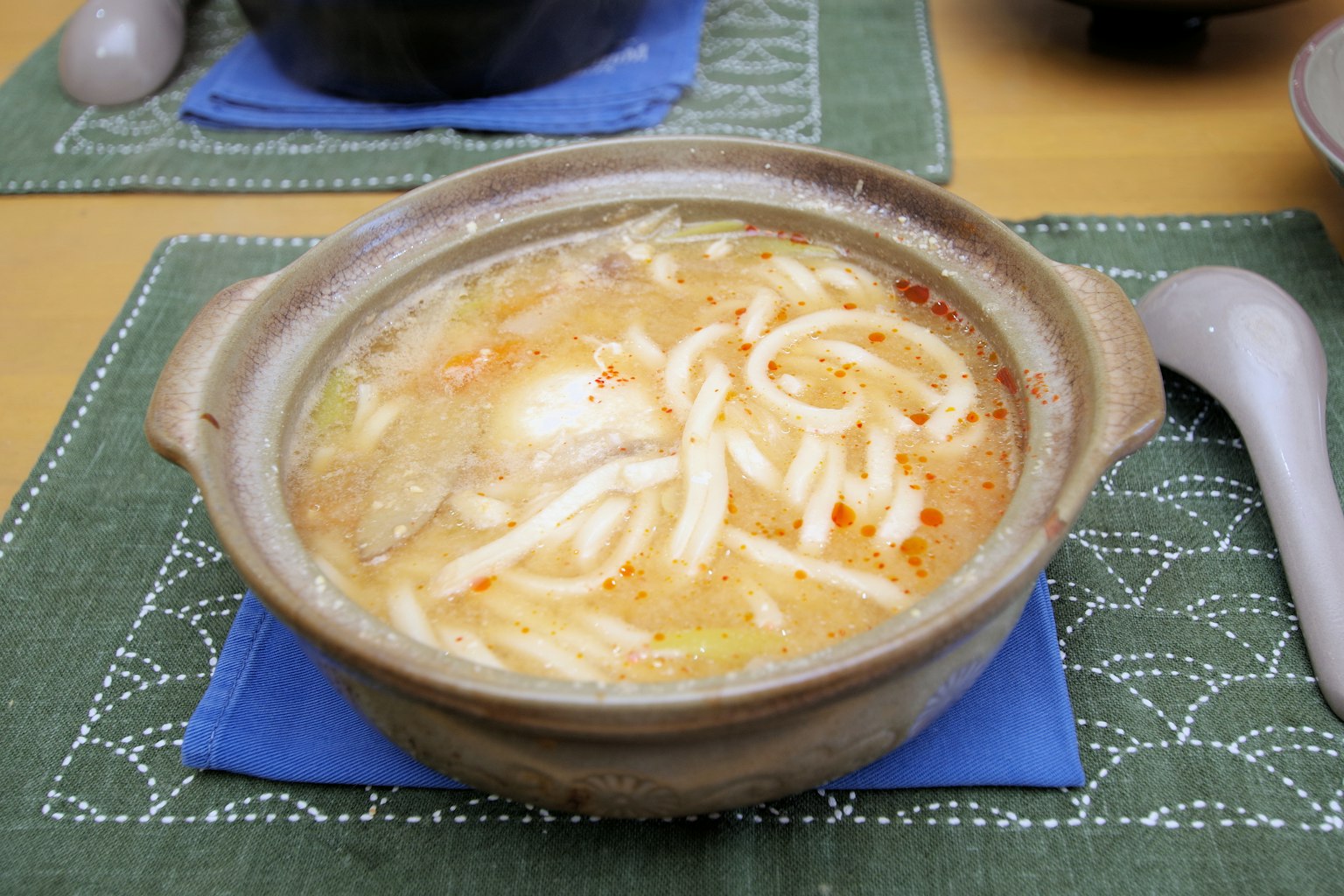 Semangkuk sup udon hangat dengan mie dan bahan