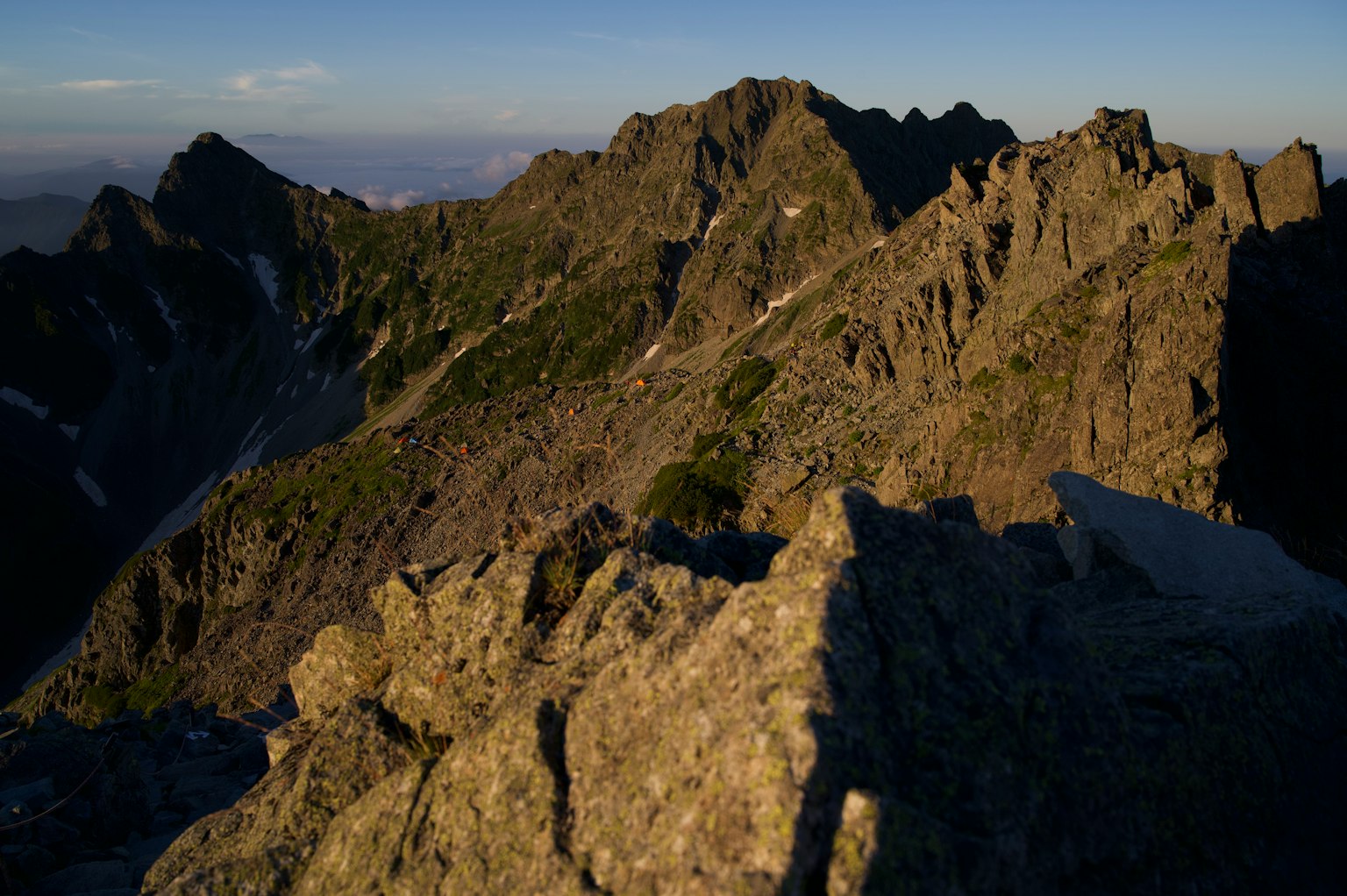 Paisaje montañoso dramático con formaciones rocosas detalladas