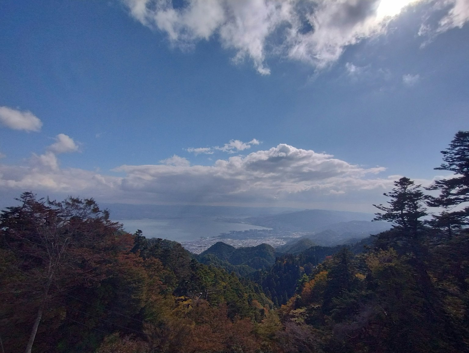 藍天背景下的山脈風景