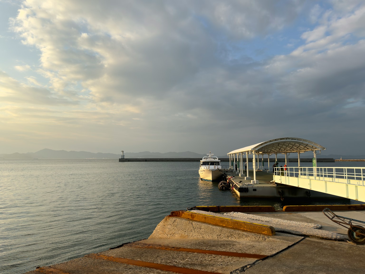 平靜的海面和停靠的船隻