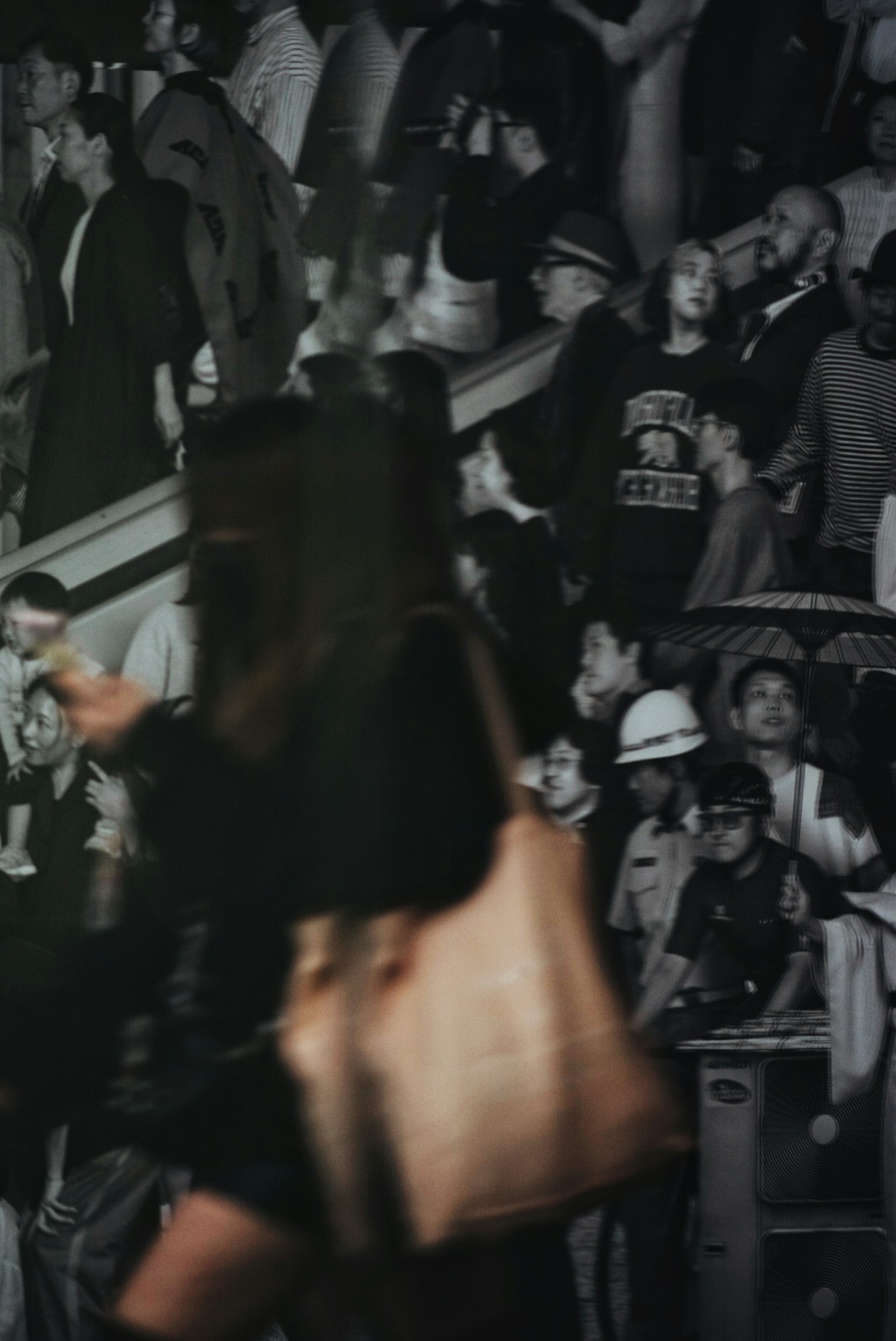 Una folla vivace in un ambiente urbano affollato con persone in movimento e interazione
