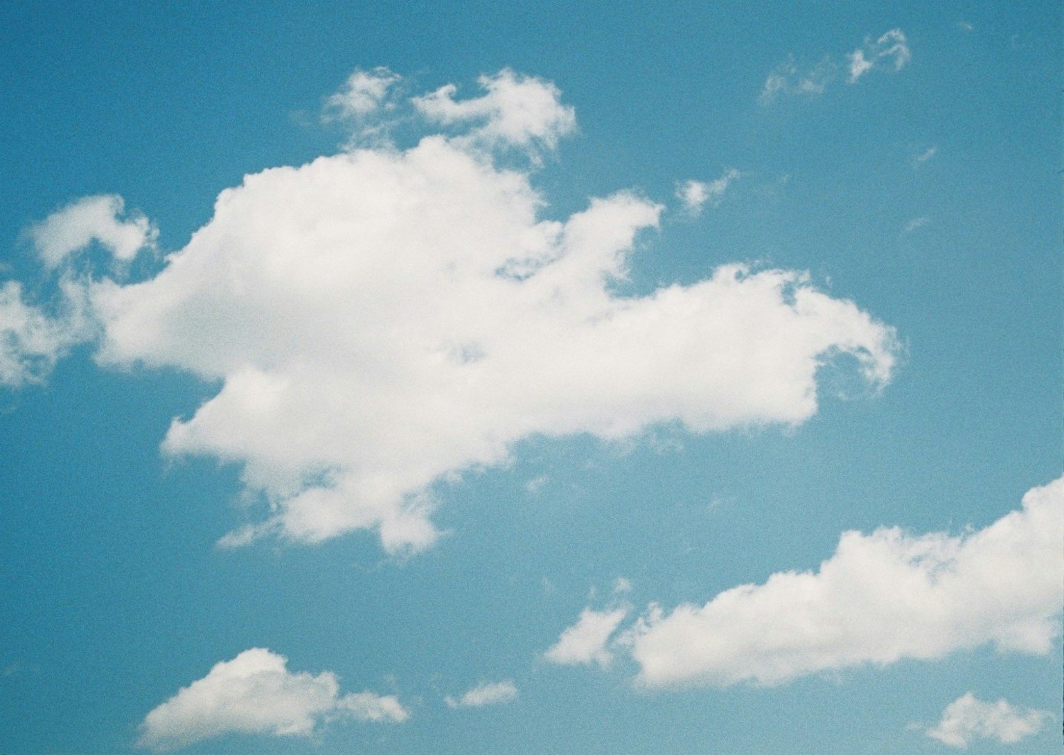 Nubes blancas flotando en un cielo azul