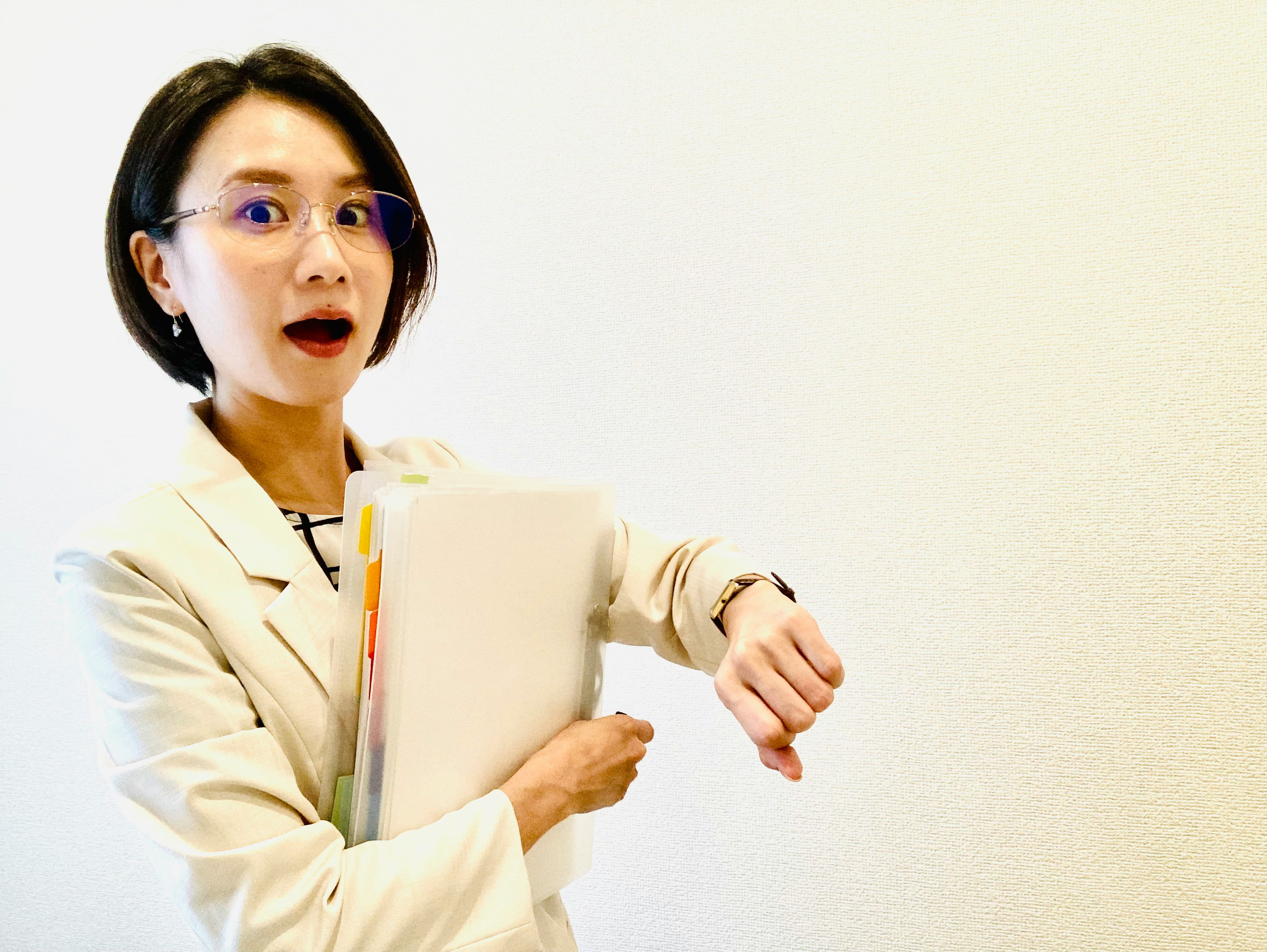 穿白大褂的女性在医疗场景中指向某物