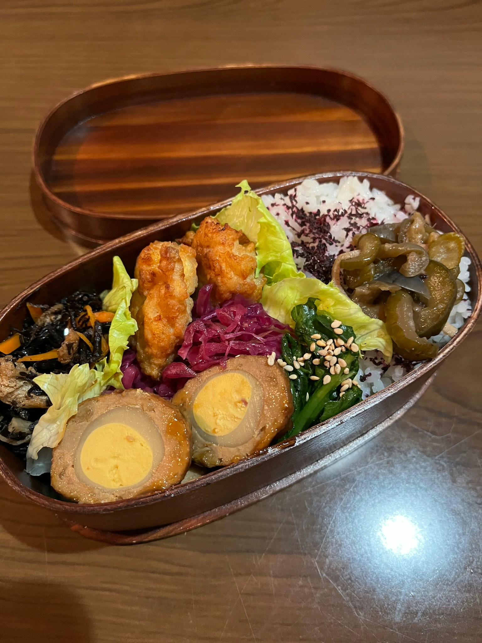 Hộp bento Nhật Bản đầy các món ăn nhiều màu sắc và ngon miệng với nhiều nguyên liệu khác nhau
