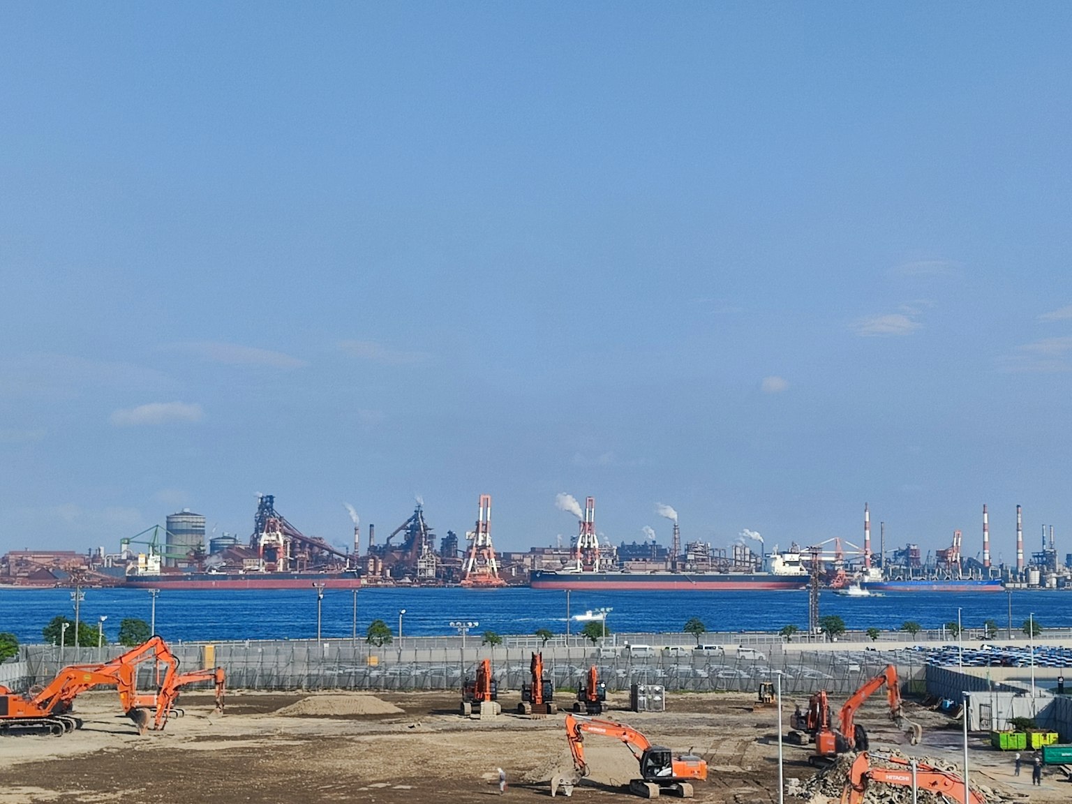 Vista del puerto con un sitio de construcción bajo un cielo azul